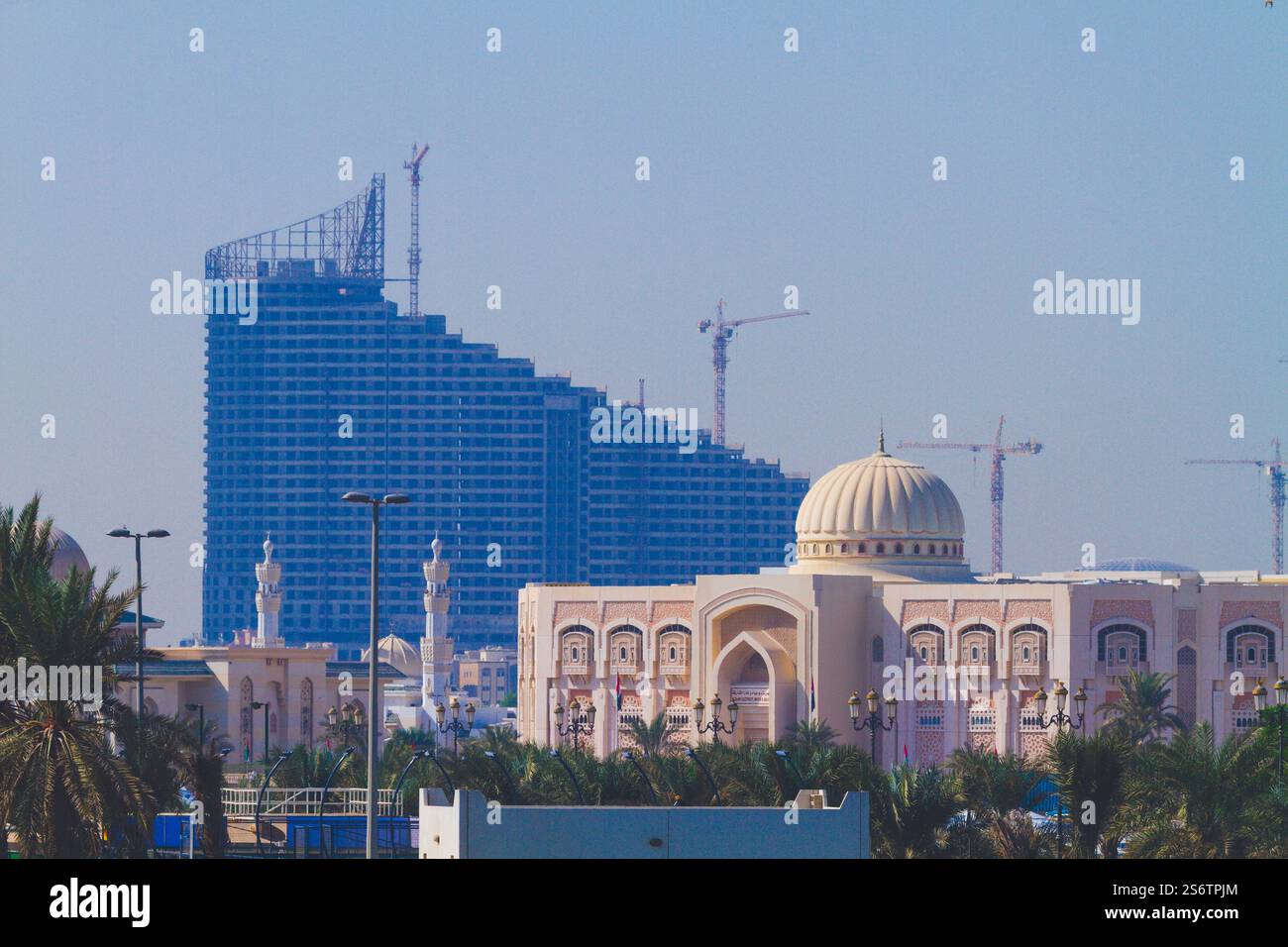 Medio Oriente, Emirati Arabi Uniti, Emirato di Sharjah. Sharjah Electricity, Water, gas Authority (SEWA), sede centrale Foto Stock