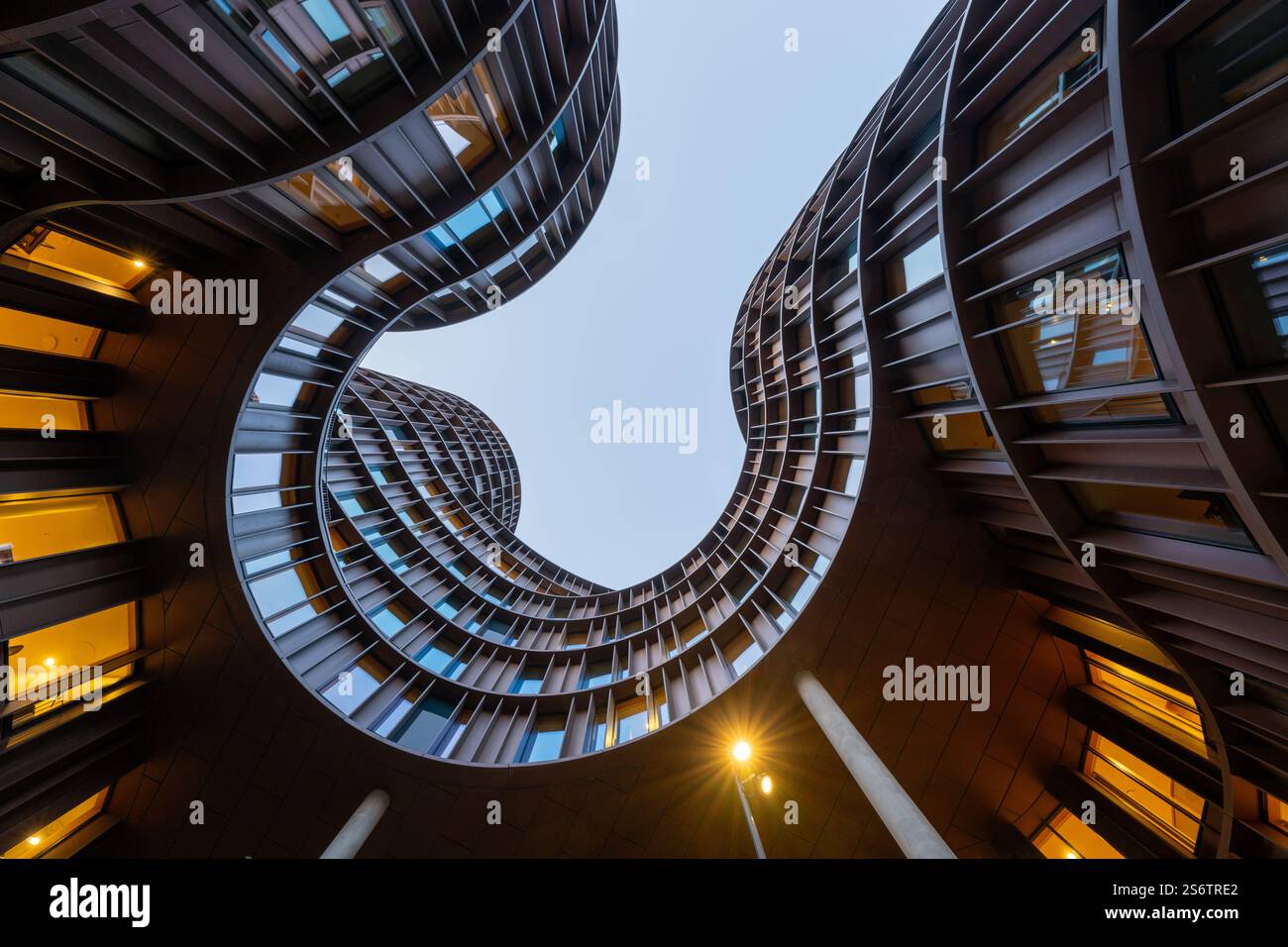 Copenaghen, Danimarca - 27 luglio 2024: Axel Towers, che comprende cinque torri rotonde, moderni edifici per uffici in vetro e rame a Copenaghen, di fronte a Tivoli Foto Stock