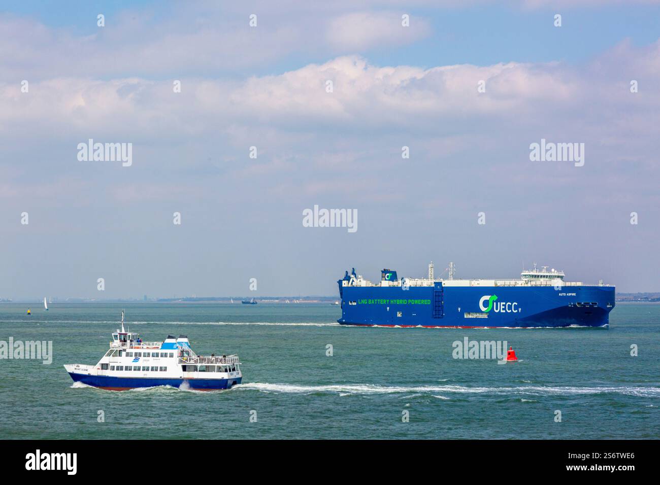 Regno Unito, Inghilterra, Isola di Wight. Traversata in traghetto dall'Inghilterra. Sullo sfondo. Uecc, nave Auto aspire. Nave ibrida, propulsione GNL e batt Foto Stock