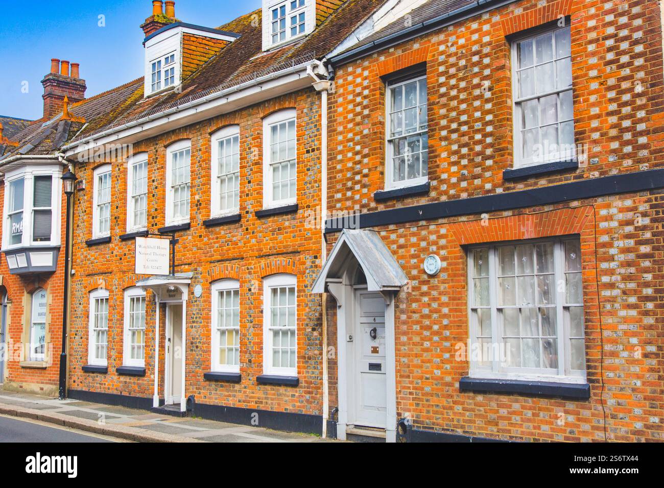 Regno Unito, Inghilterra, Isola di Wight. Newport. Attraente facciata in mattoni rossi nel centro città Foto Stock