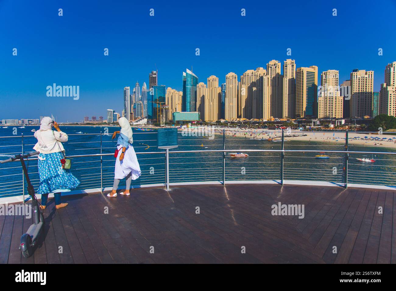 Medio Oriente, Emirati Arabi Uniti, Dubai. Porticciolo di Dubai. Ponte pedonale Bluewaters. Jumeirah Beach Residences. JBR. Complesso residenziale di 40 Sand-c Foto Stock
