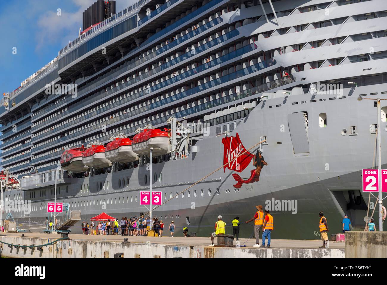 Antigua e Barbuda, Indie occidentali, Isola di Antigua. St. John's Valorosa signora. Virgin Voyages Foto Stock