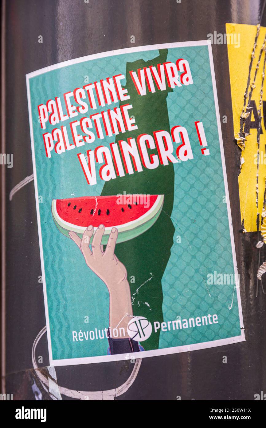 Revolution permanente sticker con lo slogan, Palestine vivra, Palestine vaincra Foto Stock