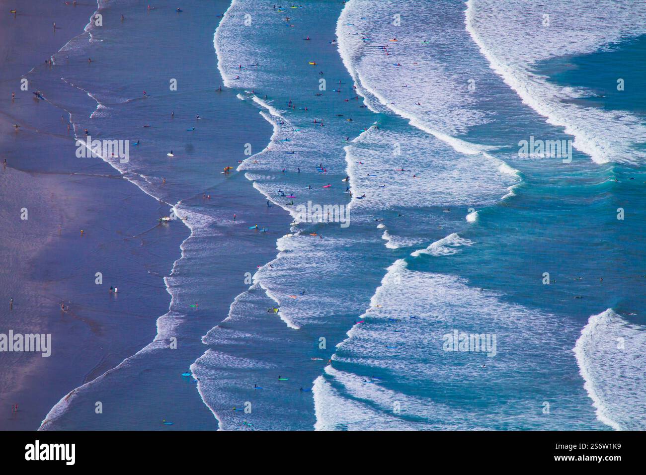 Spagna, Isole Canarie, Lanzarote. Famara, lezioni di surf sulla spiaggia Foto Stock