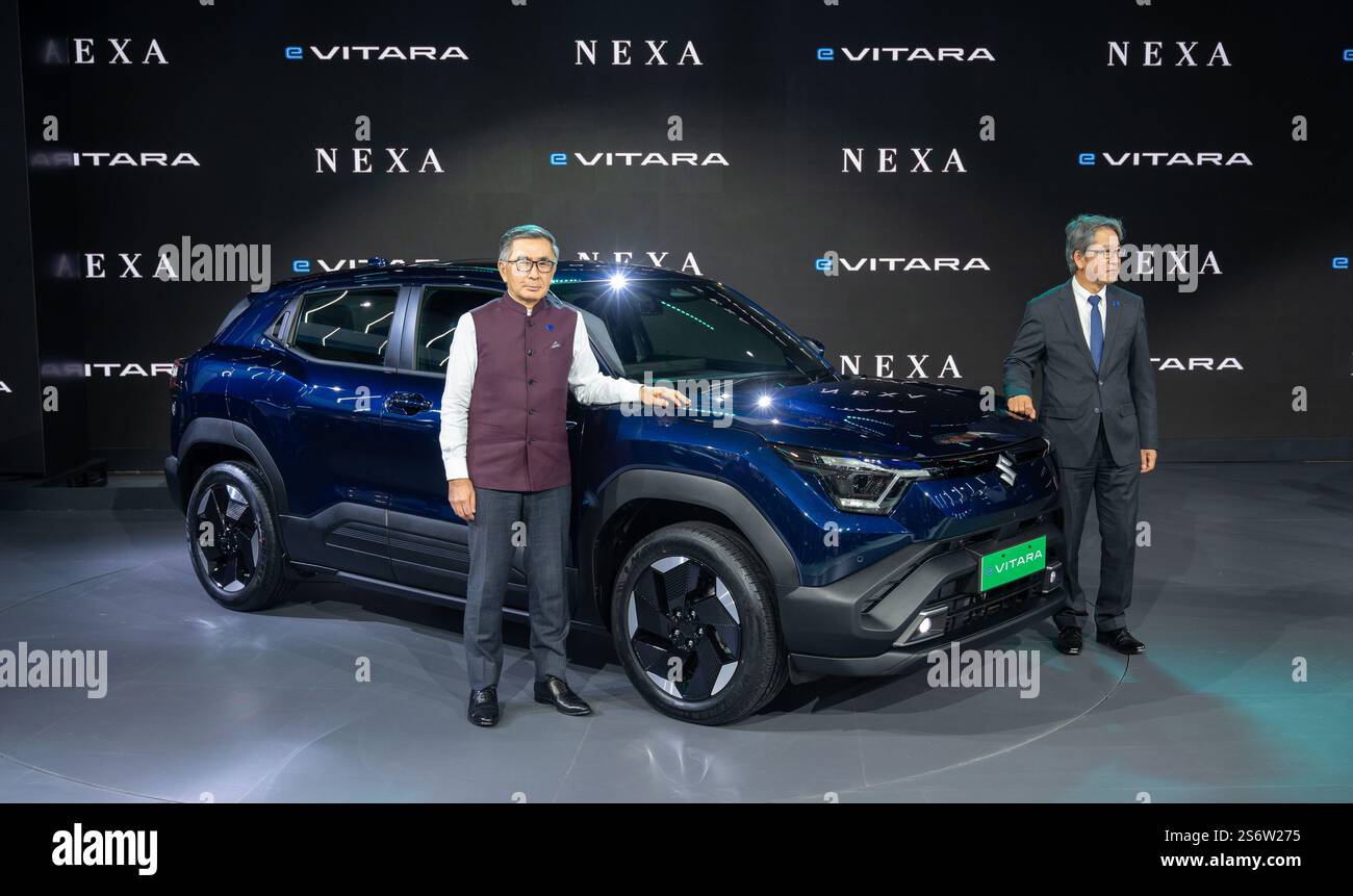 L) Toshihiro Suzuki, CEO di Suzuki Motor e (R) Hisashi Takeuchi Amministratore delegato di Maruti Suzuki in posa con Maruti Suzuki e-Vitara Electric SUV durante il Bharat Mobility Global Expo 2025 (Auto Expo 2025). Il Bharat Mobility Global Expo 2025 è un evento importante che illustra il futuro delle soluzioni di trasporto e mobilità in India. l'expo riunisce i principali innovatori, produttori, policy maker e stakeholder dell'ecosistema della mobilità globale. Offre una vasta gamma di mostre, tra cui veicoli elettrici (EV), sistemi di trasporto pubblico avanzati, soluzioni per città intelligenti, Foto Stock