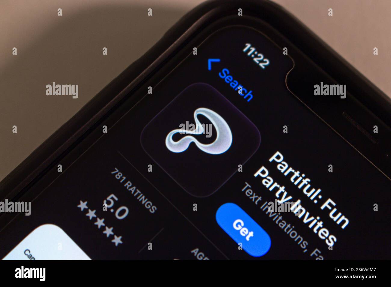 L'app Partiful viene visualizzata su un iPhone. Partiful è una piattaforma online che semplifica e semplifica la pianificazione e l'invito degli ospiti agli eventi. Foto Stock