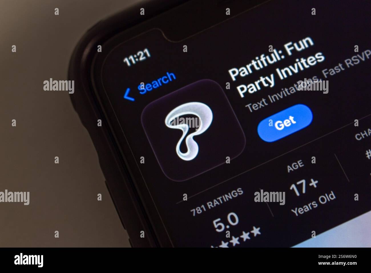 L'app Partiful viene visualizzata su un iPhone. Partiful è una piattaforma online che semplifica e semplifica la pianificazione e l'invito degli ospiti agli eventi. Foto Stock
