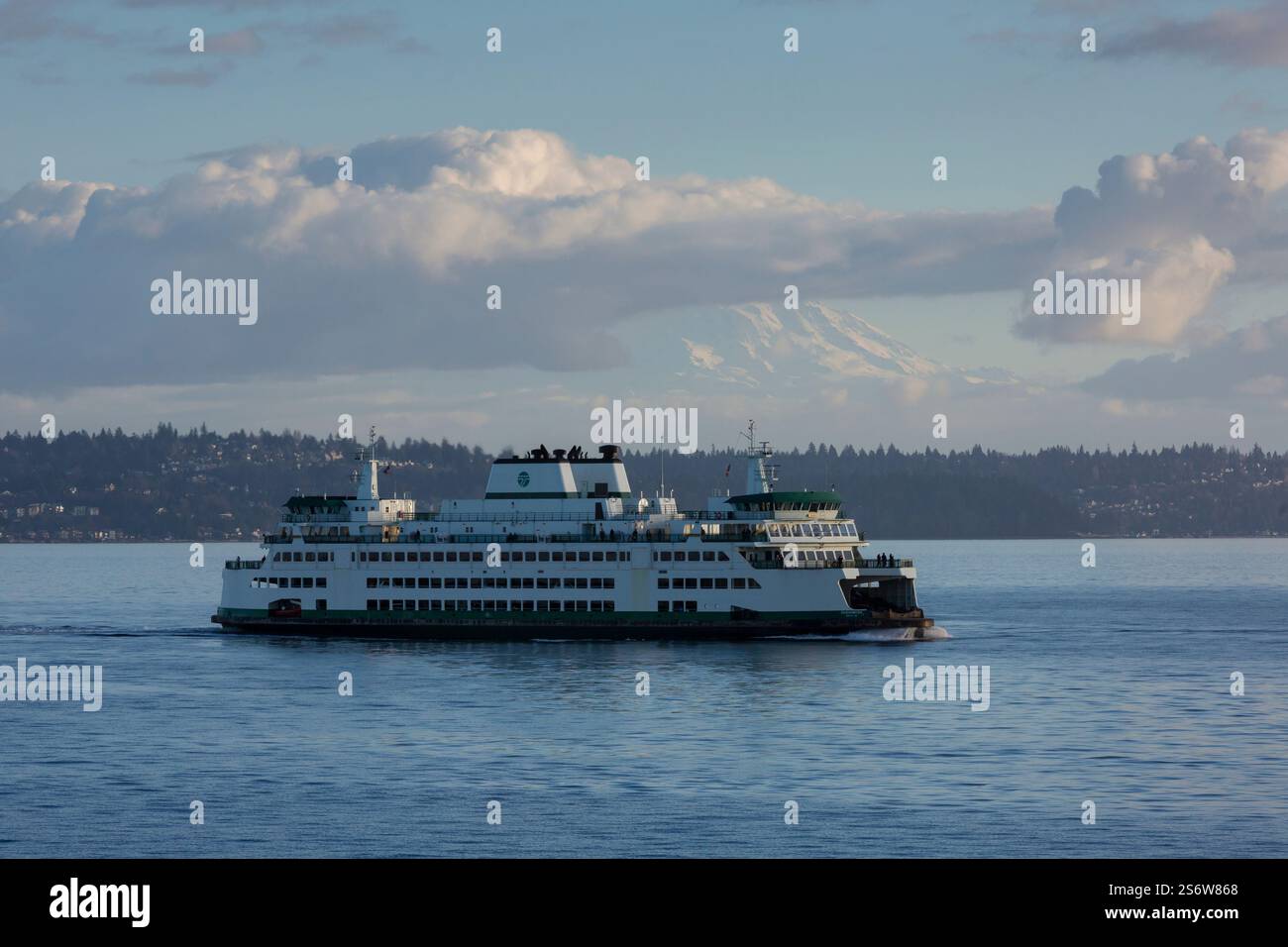 Il Monte Rainier incombe sul traghetto M/V Suquamish mentre attraversa Elliott Bay sulla rotta Seattle - Bremerton sabato 11 gennaio 2025. Foto Stock