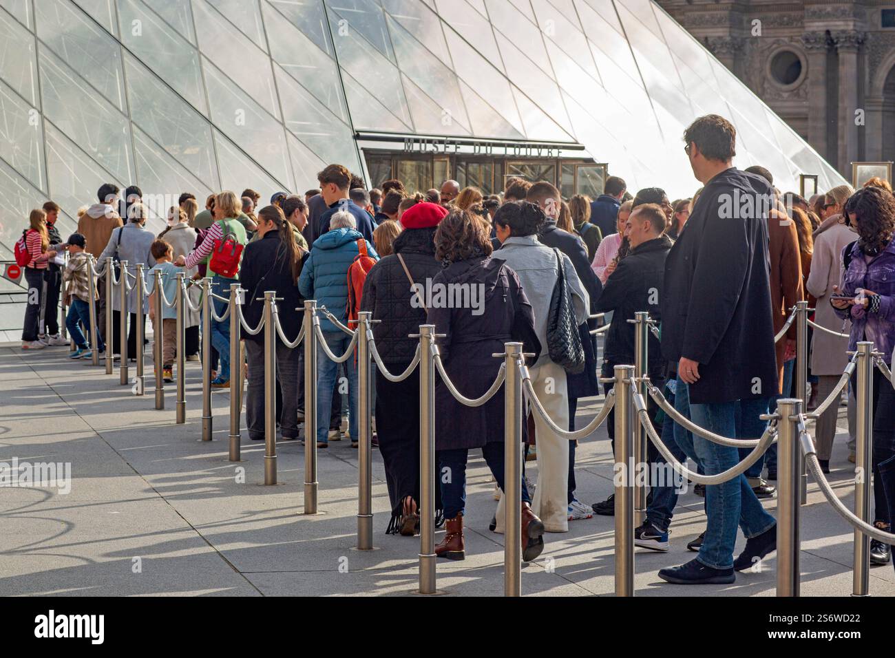 Francia, Parigi, 1° arrondissement, turisti in fila ai piedi della piramide del Louvre, 10/2024. Foto Stock