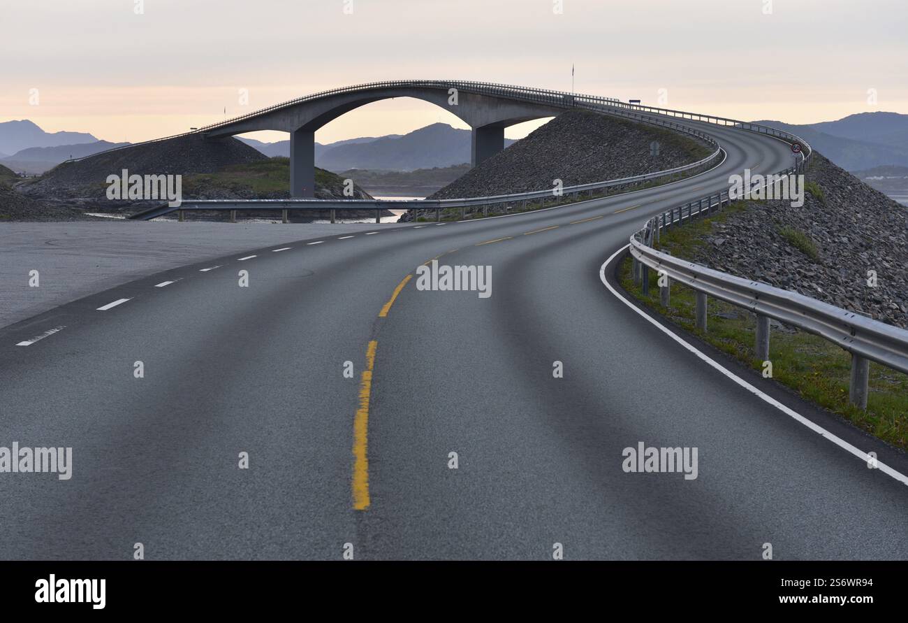 La Atlantic Road, strada di campagna in Norvegia Foto Stock