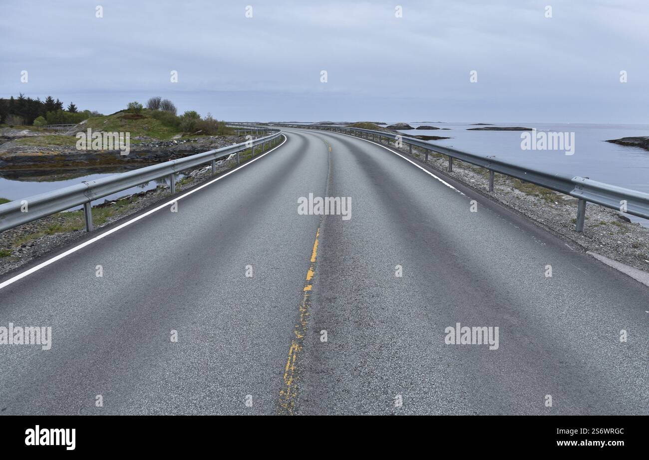 La Atlantic Road, strada di campagna in Norvegia Foto Stock