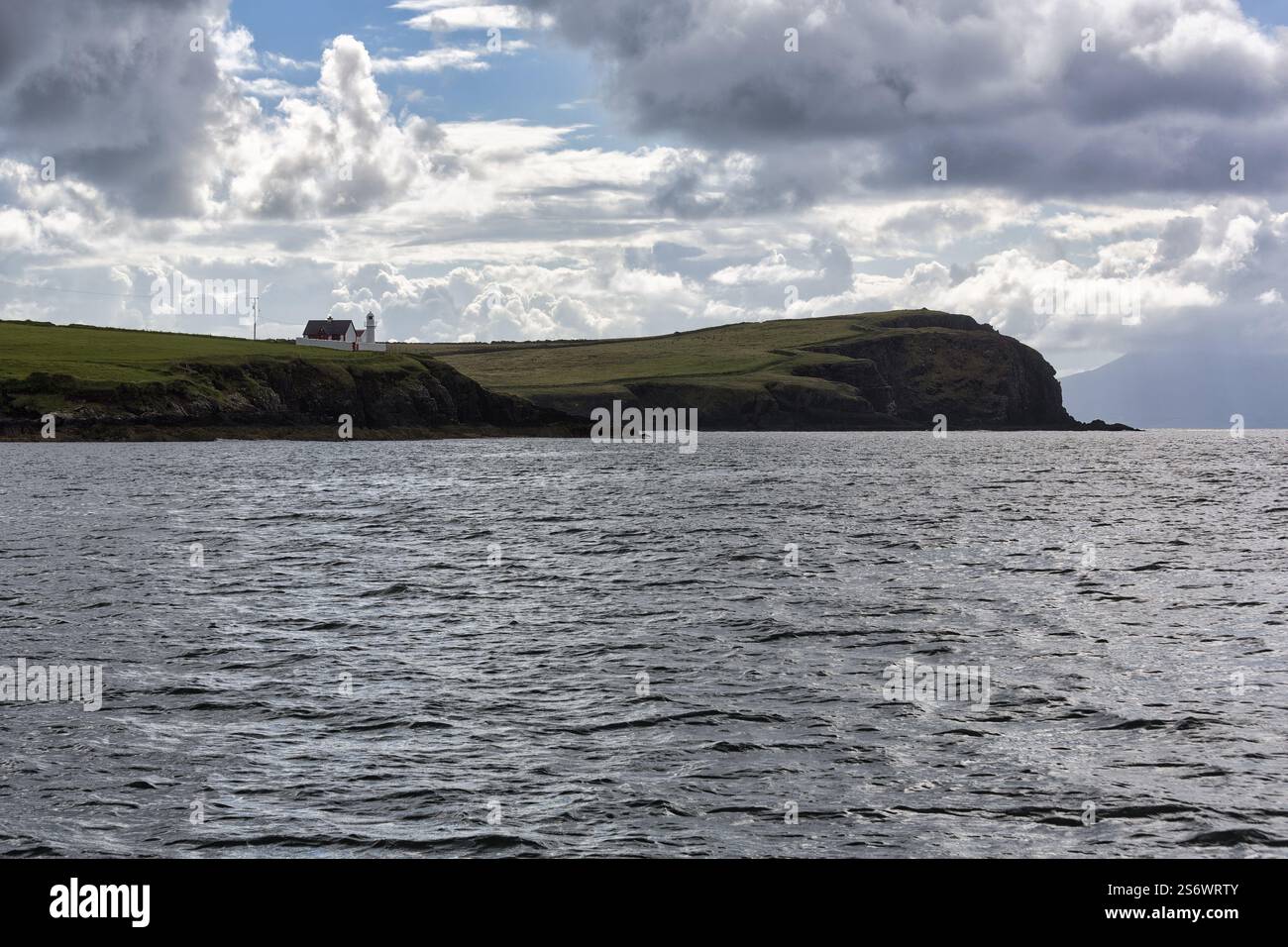 Costa con faro sulla scogliera, Dingle Bay, Dingle Peninsula, County Kerry, Slea Head Drive, Wild Atlantic Way, North Atlantic, Irlanda, Europa Foto Stock
