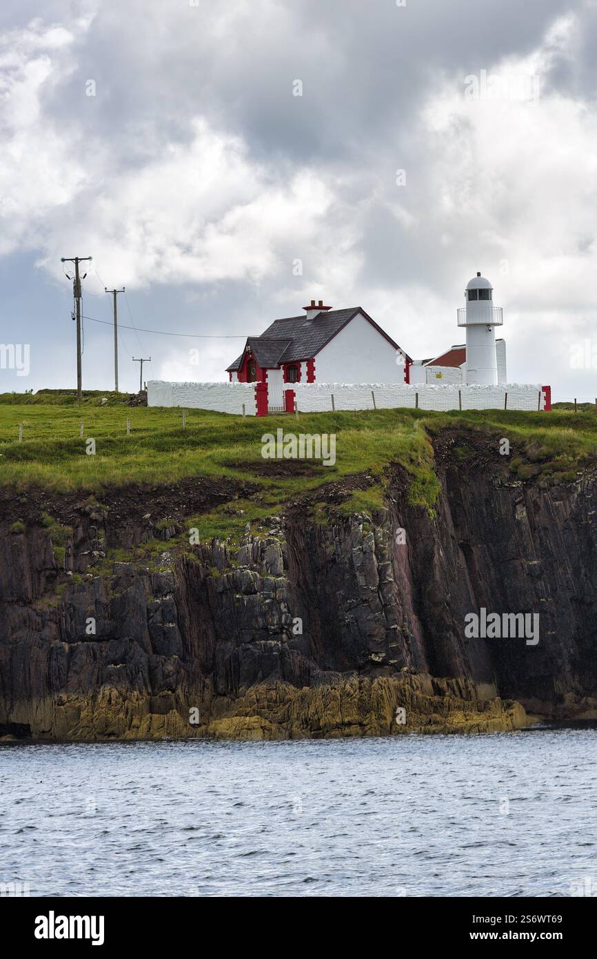 Faro di Dingle sulle scogliere, Dingle Bay, Dingle Peninsula, County Kerry, Slea Head Drive, Wild Atlantic Way, North Atlantic, Irlanda, Europa Foto Stock