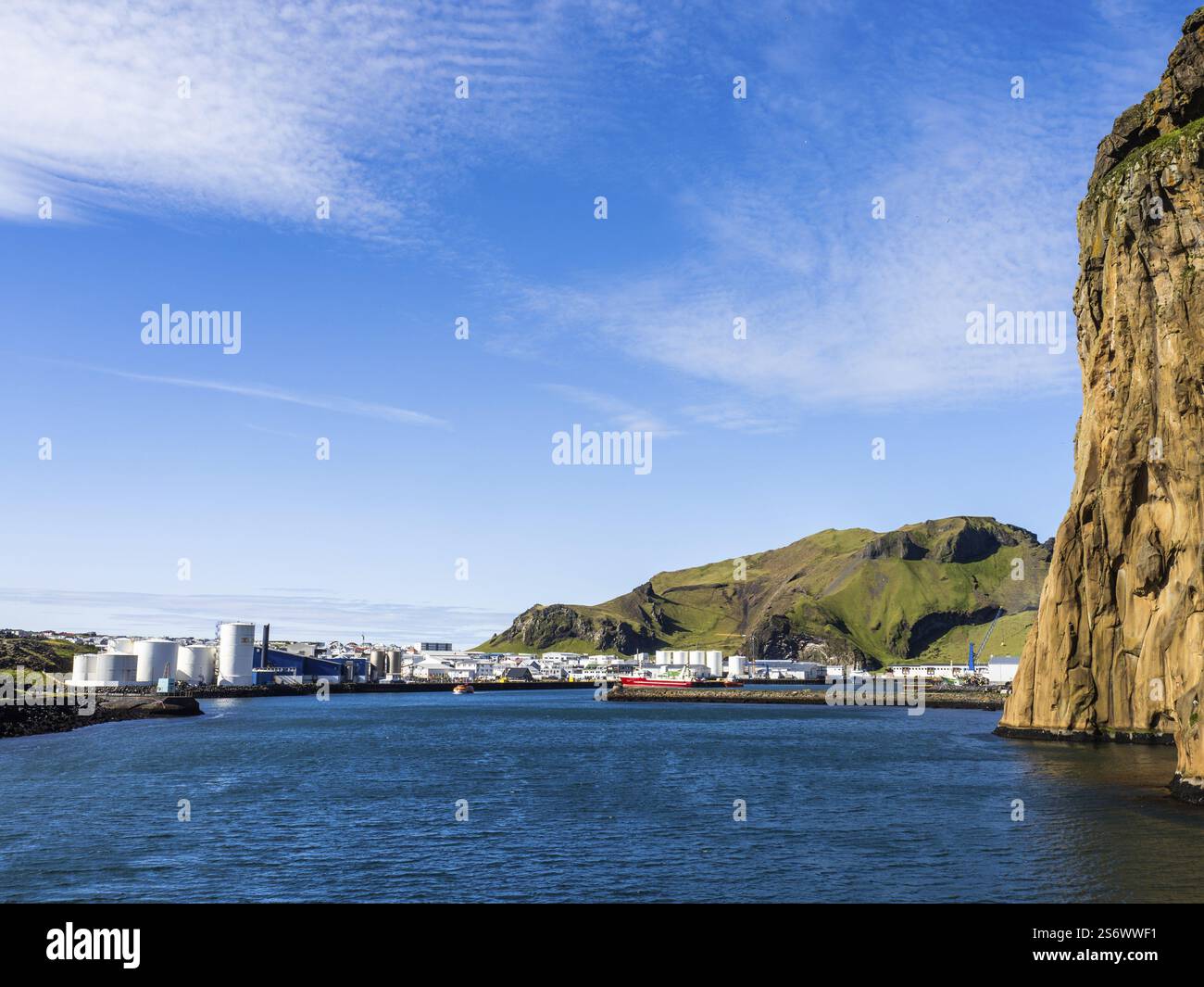 Ingresso al porto della città portuale di Heimaey, Isole Westman, Islanda, Europa Foto Stock