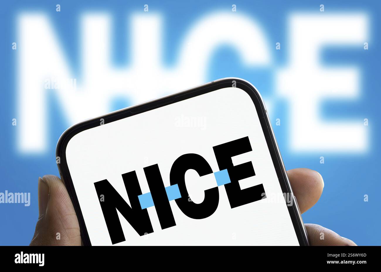 Sullo smartphone viene visualizzato un bel logo. Nice è un'azienda tecnologica israeliana Foto Stock
