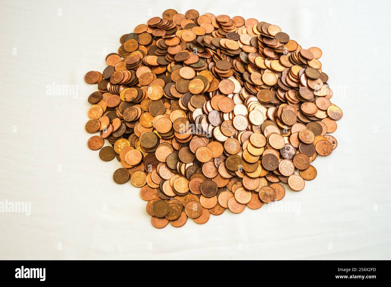 Una pila di monete canadesi da un cent che non è più in uso Foto Stock