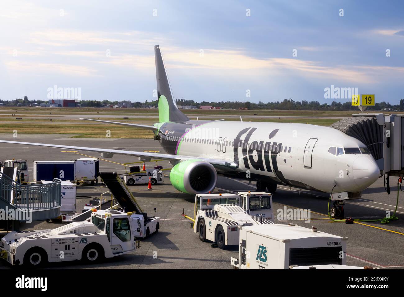 LONDRA, CANADA - 5 LUGLIO 2023: Volo Flair Airlines presso l'aeroporto internazionale di Londra, Canada. È una compagnia aerea canadese a bassissimo costo con sede in Foto Stock