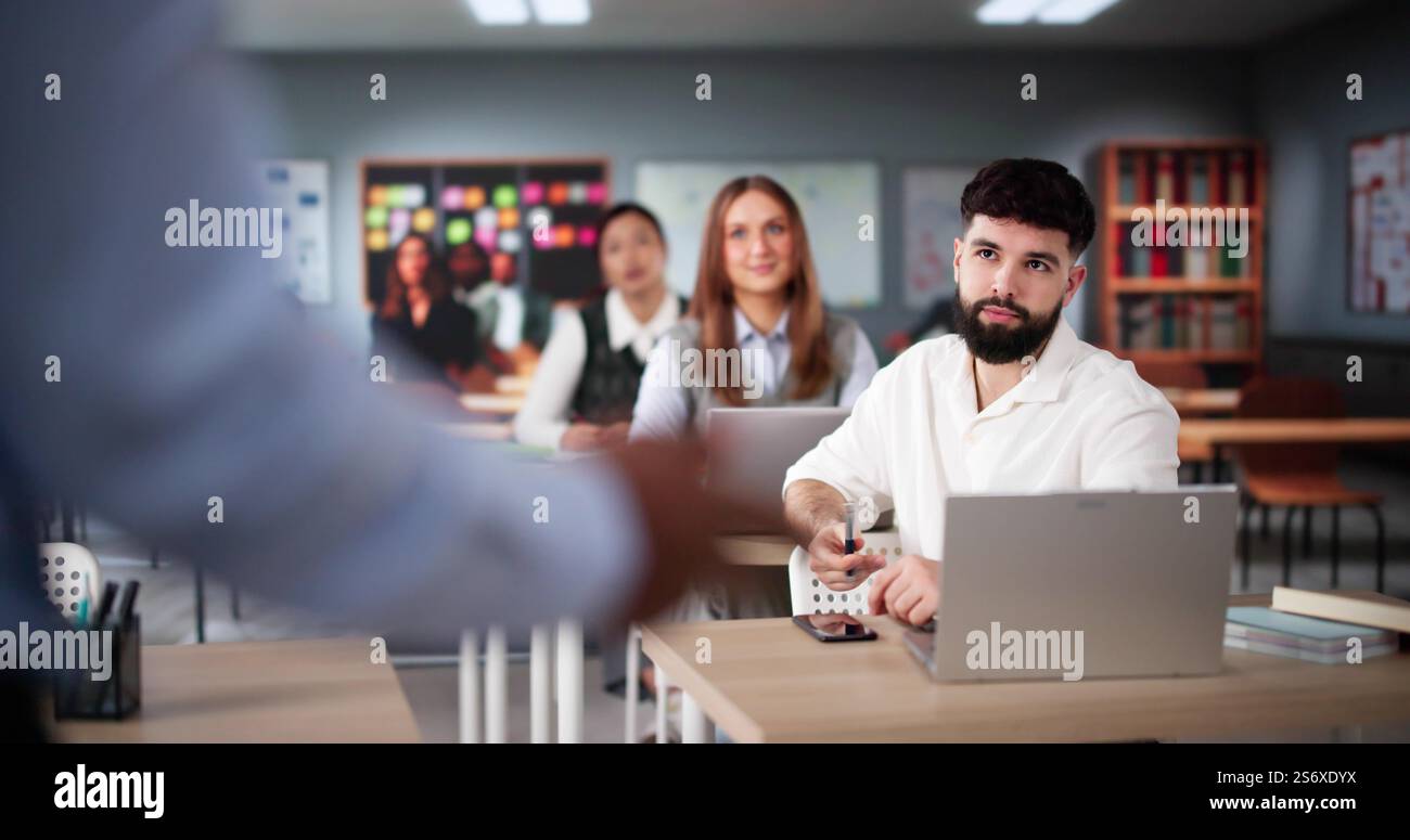 Insegnante nella lezione in aula. Istruzione superiore Foto Stock