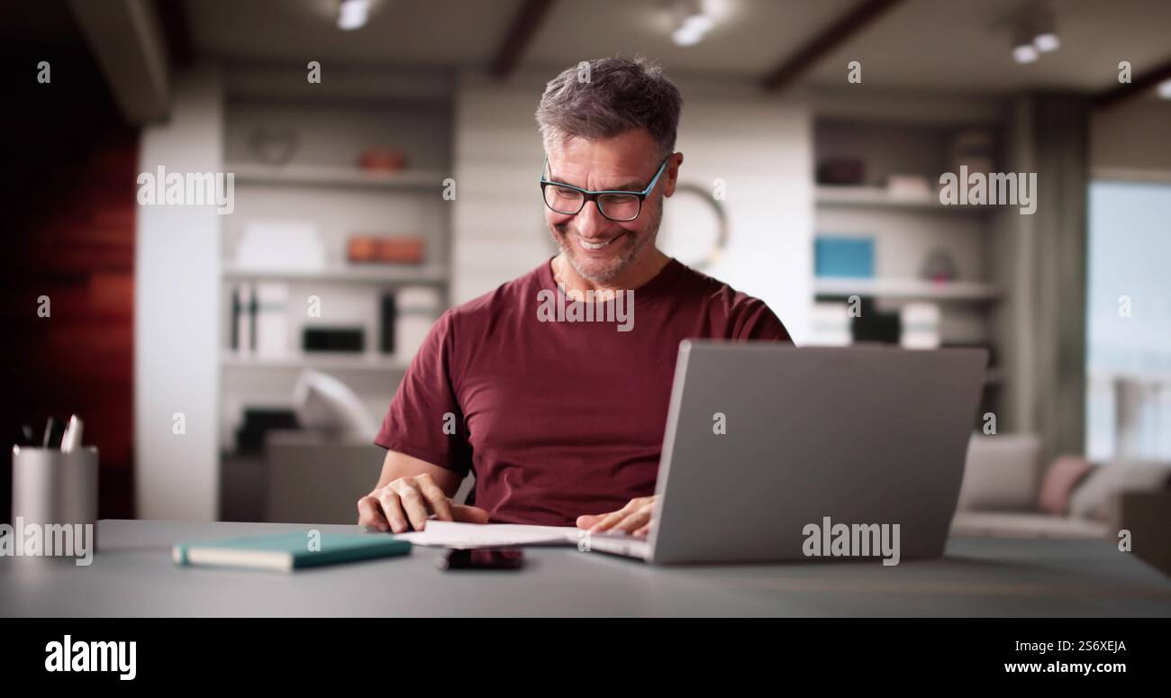 Uomo sorridente felice che legge il documento della lettera. Buone notizie Foto Stock