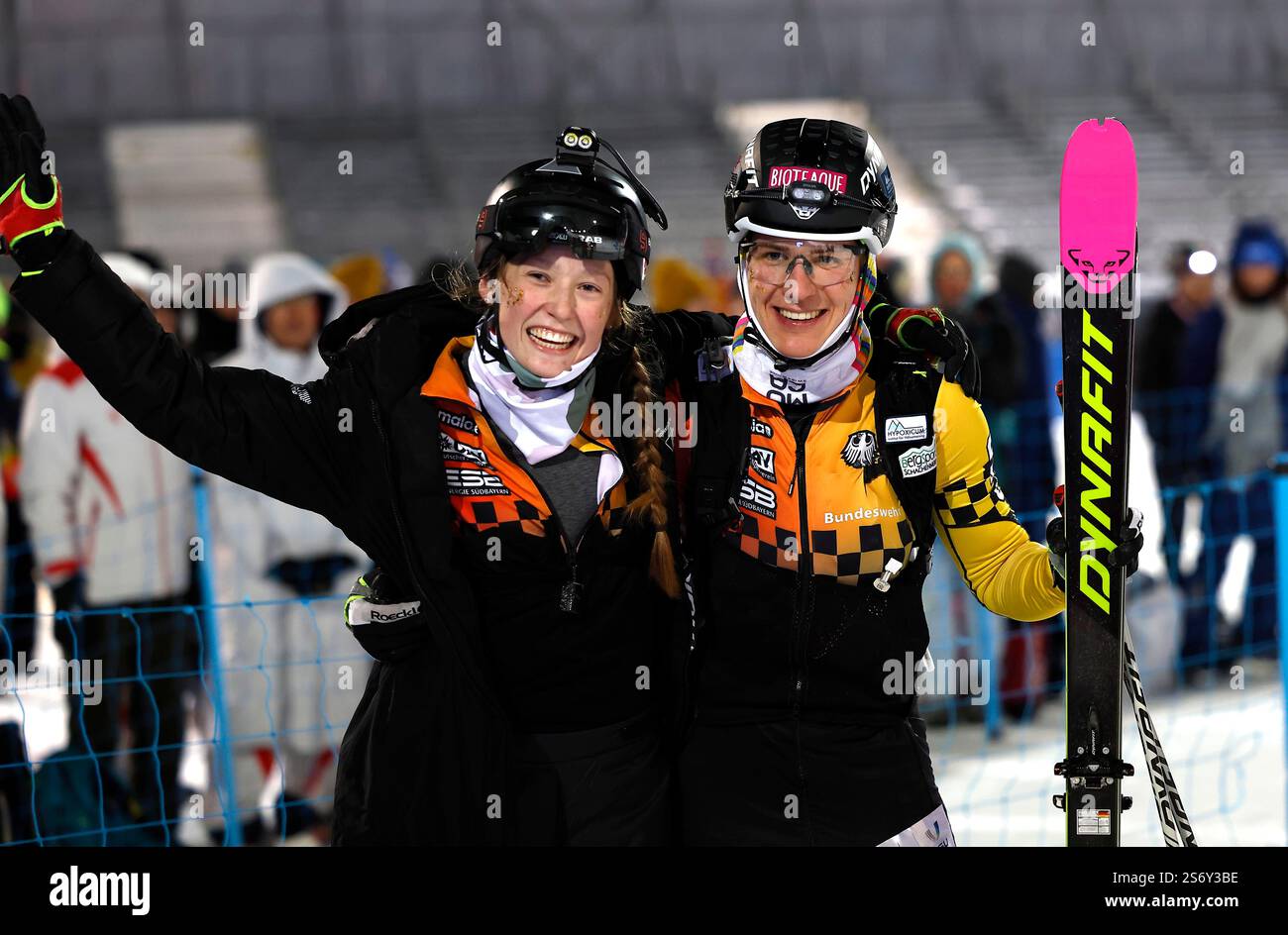 Sestriere, Italia. 17 gennaio 2025. Terza classificata Sophia Katharin Wessling (L)/Finn Elias Hosch della Germania festeggiano dopo la finale a staffetta mista di Sci Alpinismo ai Giochi Mondiali invernali della FISU 2025 a Sestriere, Italia, 17 gennaio 2025. Crediti: Ding Xu/Xinhua/Alamy Live News Foto Stock