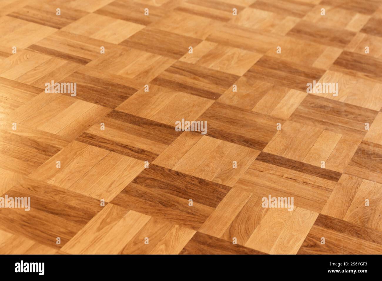Parquet usato vintage in legno di quercia con motivo geometrico quadrato. Antichi dettagli interni, fotografie di sfondo Foto Stock