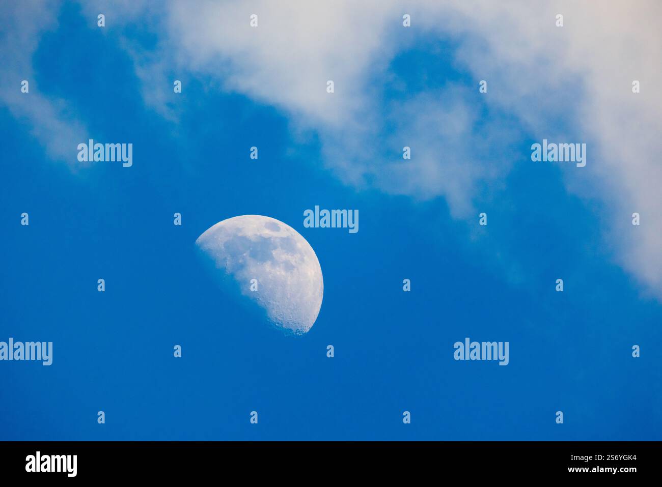La luna è nel cielo blu con nuvole su sfondo fotografico naturale diurno Foto Stock