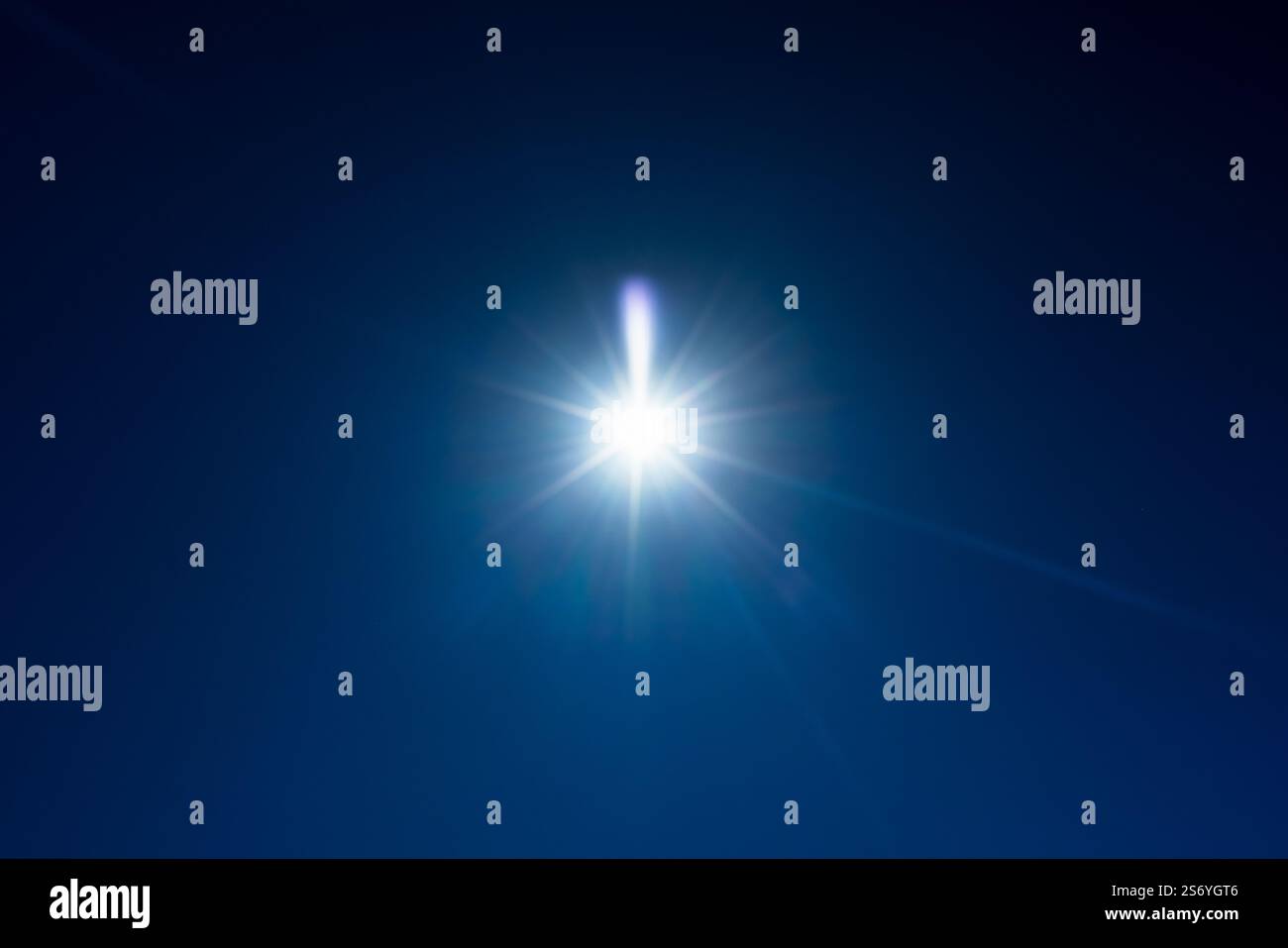 Effetto flare dell'obiettivo del sole sul cielo blu profondo, fotografie di sfondo Foto Stock