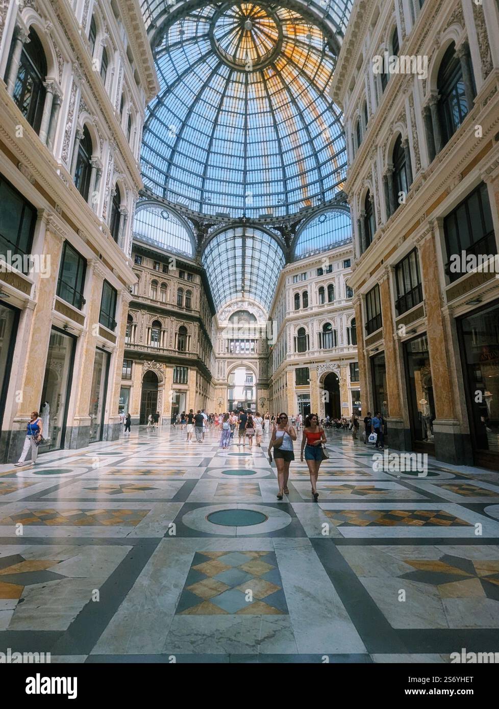 La splendida Galleria Umberto i, un capolavoro architettonico che unisce stile rinascimentale e barocco, coronato da una cupola di vetro mozzafiato. - Immagine stock catturata con smartphone