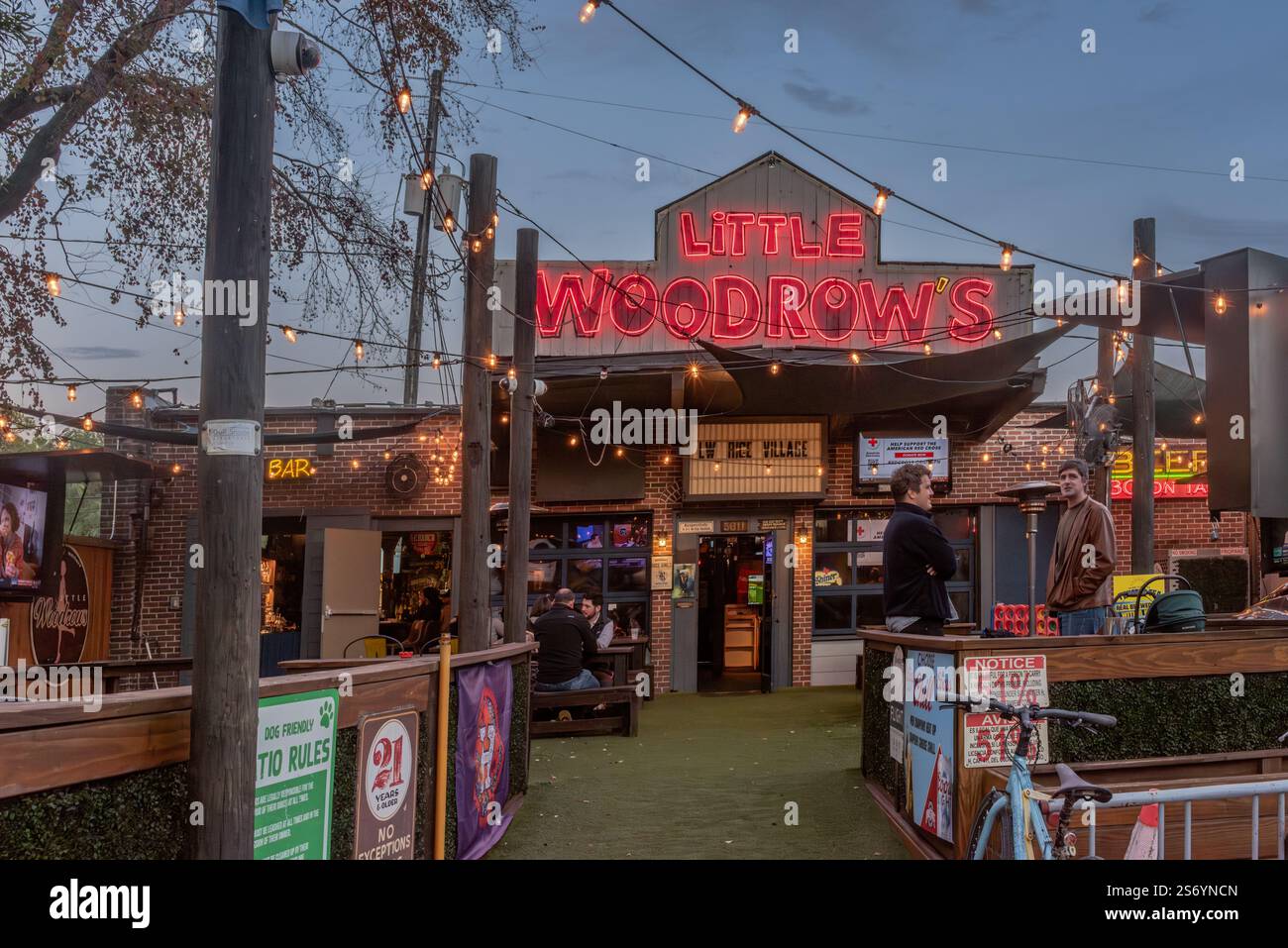 Little Woodrow's, un bar e ristorante di quartiere dall'atmosfera informale, posti a sedere all'aperto, divertimento e giochi, Rice Village, Houston, Tennessee, Stati Uniti. Foto Stock
