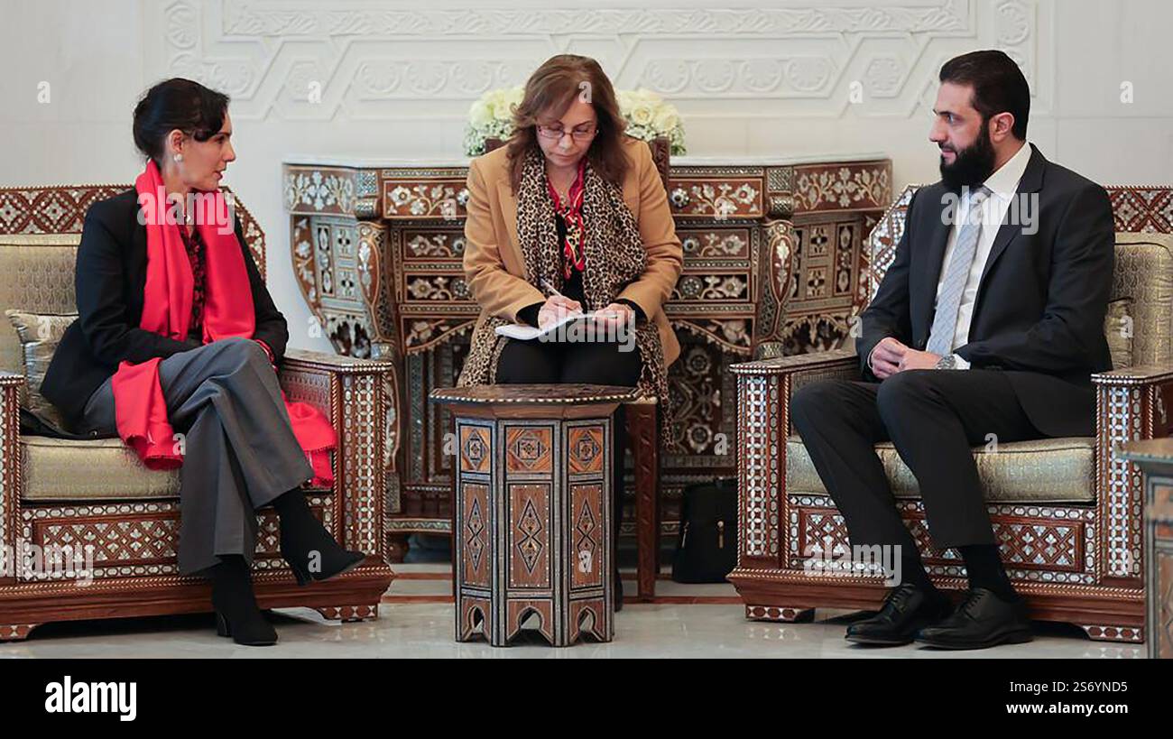 Questa foto pubblicata dalla siriana Arab News Agency sana mostra l'incontro del nuovo leader siriano Ahmed al-Sharaa (R) con il capo della gestione delle crisi dell'UE Hadja Lahbib a Damasco, in Siria, il 17 gennaio 2025. Venerdì, il capo dell'UE per la gestione delle crisi Hadja Lahbib ha annunciato un pacchetto di aiuti da 235 milioni di euro per la Siria e i paesi vicini durante una visita nel paese dilaniato dalla guerra. Foto di sana/UPI. Crediti: UPI/Alamy Live News Foto Stock