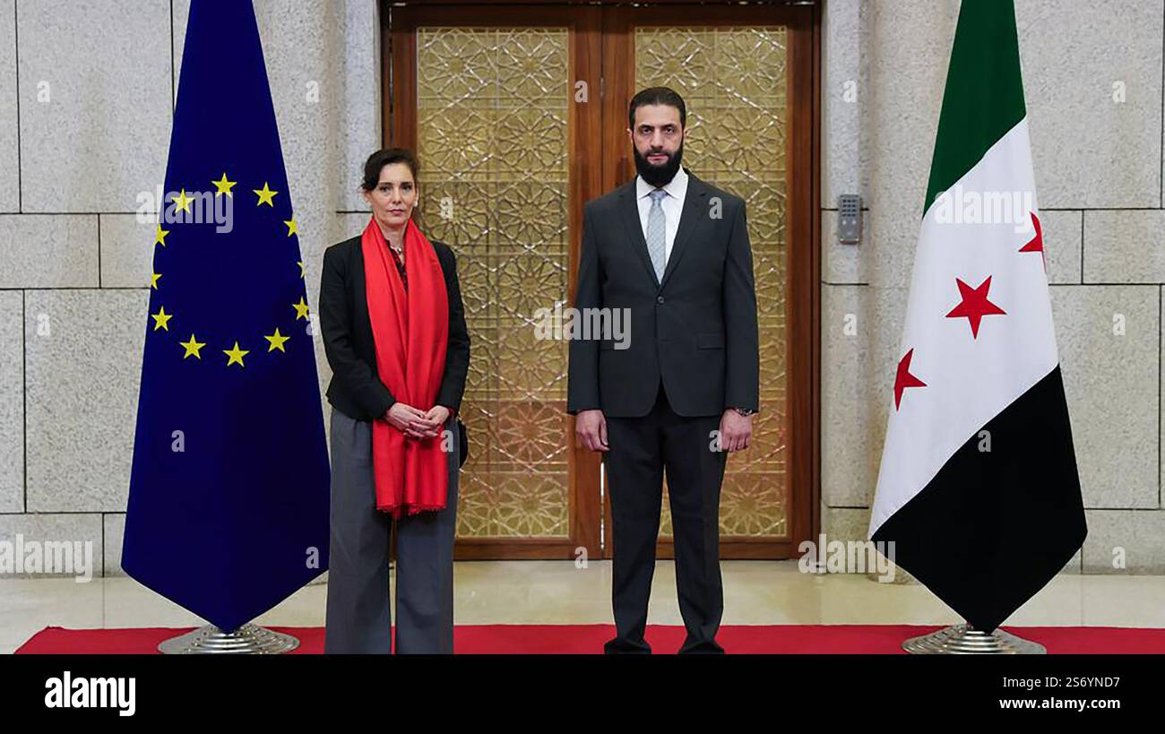 Questa foto pubblicata dalla siriana Arab News Agency sana mostra l'incontro del nuovo leader siriano Ahmed al-Sharaa (R) con il capo della gestione delle crisi dell'UE Hadja Lahbib a Damasco, in Siria, il 17 gennaio 2025. Venerdì, il capo dell'UE per la gestione delle crisi Hadja Lahbib ha annunciato un pacchetto di aiuti da 235 milioni di euro per la Siria e i paesi vicini durante una visita nel paese dilaniato dalla guerra. Foto di sana/UPI. Crediti: UPI/Alamy Live News Foto Stock
