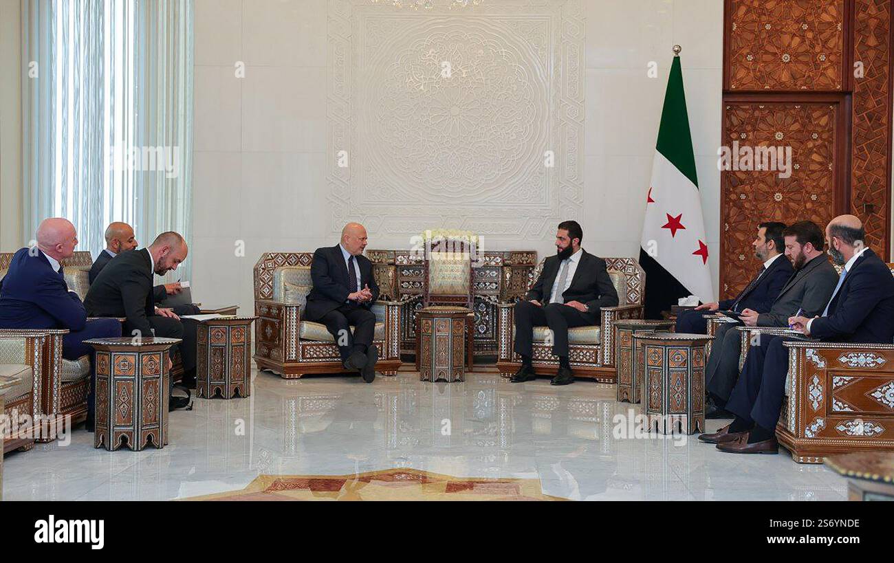 Questa foto pubblicata dalla siriana Arab News Agency sana mostra l'incontro del nuovo leader siriano Ahmed al-Sharaa (C-R) con il procuratore della Corte penale internazionale (ICC) Karim Ahmad Khan (C-L) a Damasco il 17 gennaio 2025. Foto di sana/UPI. Crediti: UPI/Alamy Live News Foto Stock
