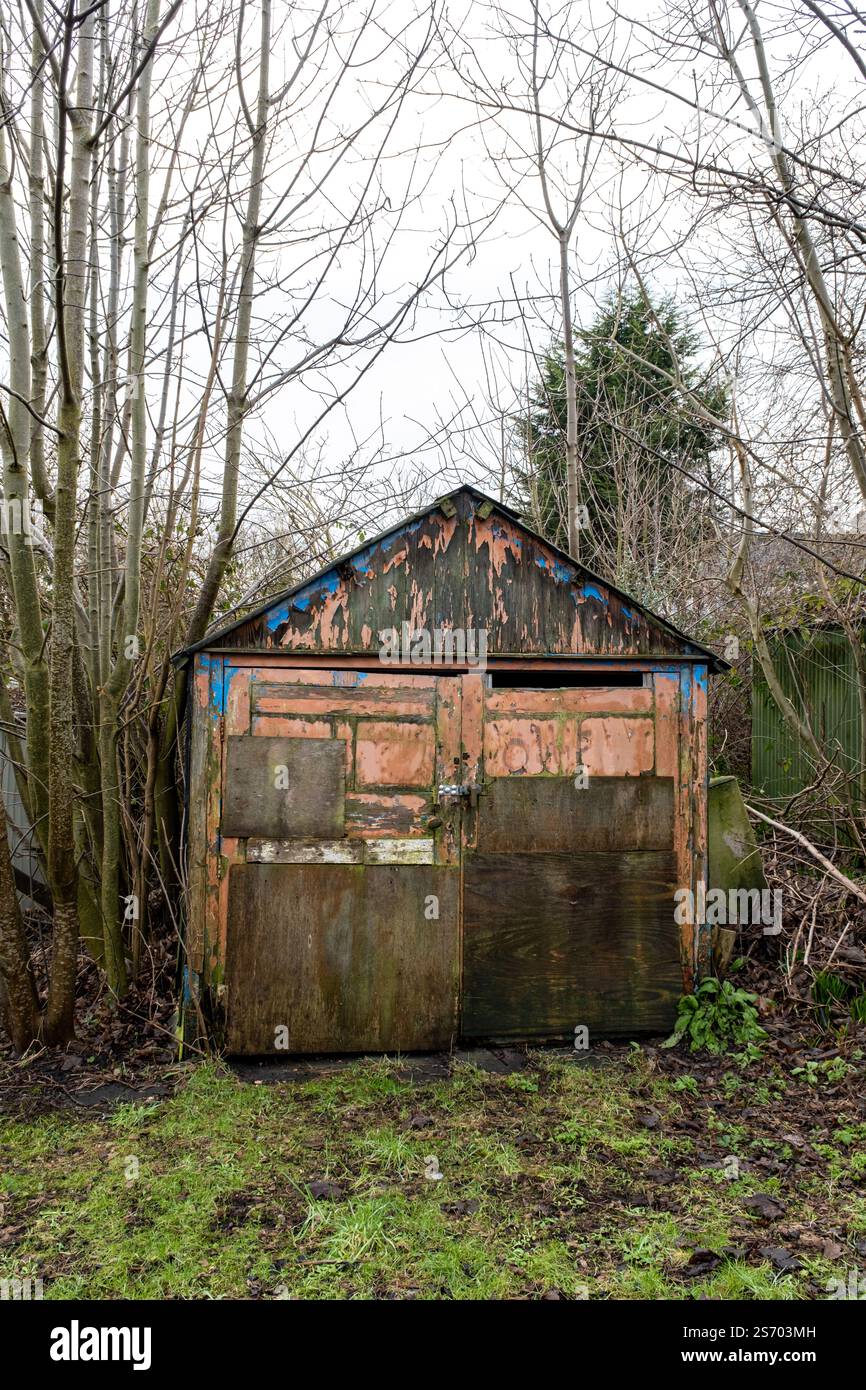 Garage abbandonato e abbandonato in campagna Foto Stock Garage abbandonato e abbandonato in campagna Foto Stock