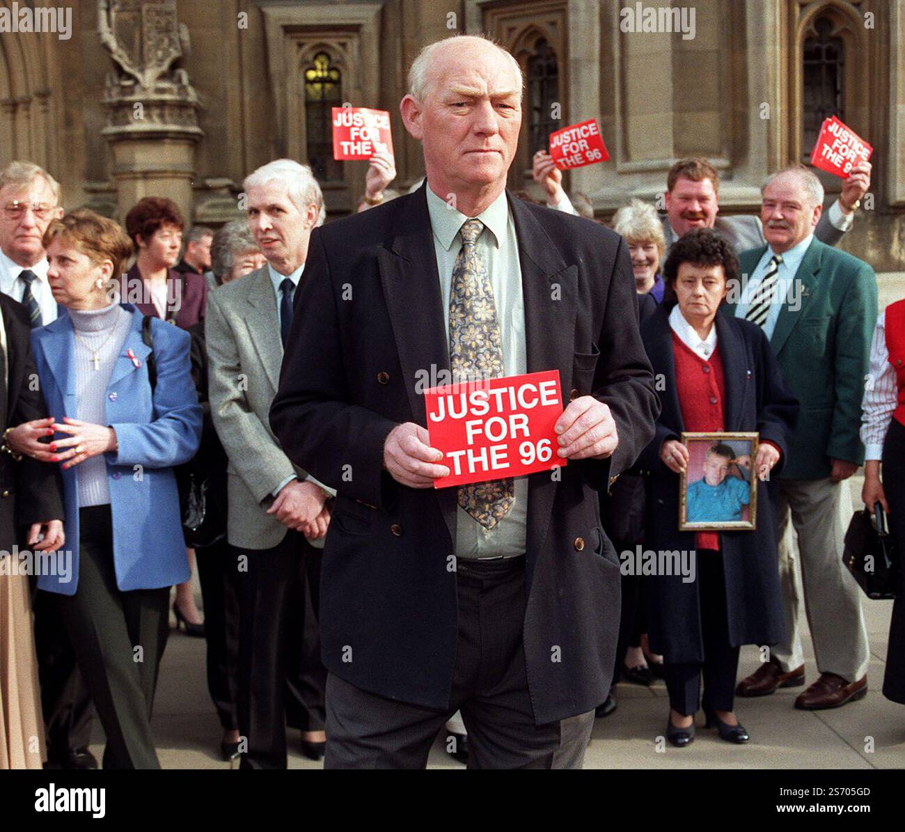 La foto del file del 18/2/1998 di Phil Hammond dirige una dimostrazione delle famiglie delle vittime del disastro del campo di calcio di Hillsborough fuori dalla camera del Parlamento. Un padre che ha contribuito a guidare la lotta per la verità e la giustizia dopo che suo figlio è stato ucciso nella tragedia di Hillsborough è morto, secondo un gruppo di campagna elettorale. Phil Hammond, l'ex presidente dell'Hillsborough Family Support Group, è stato ricordato come un "uomo molto gentile, giusto, onesto e umile" da altre persone in lutto nel disastro del 1989. Data di pubblicazione: Sabato 18 gennaio 2025. Foto Stock