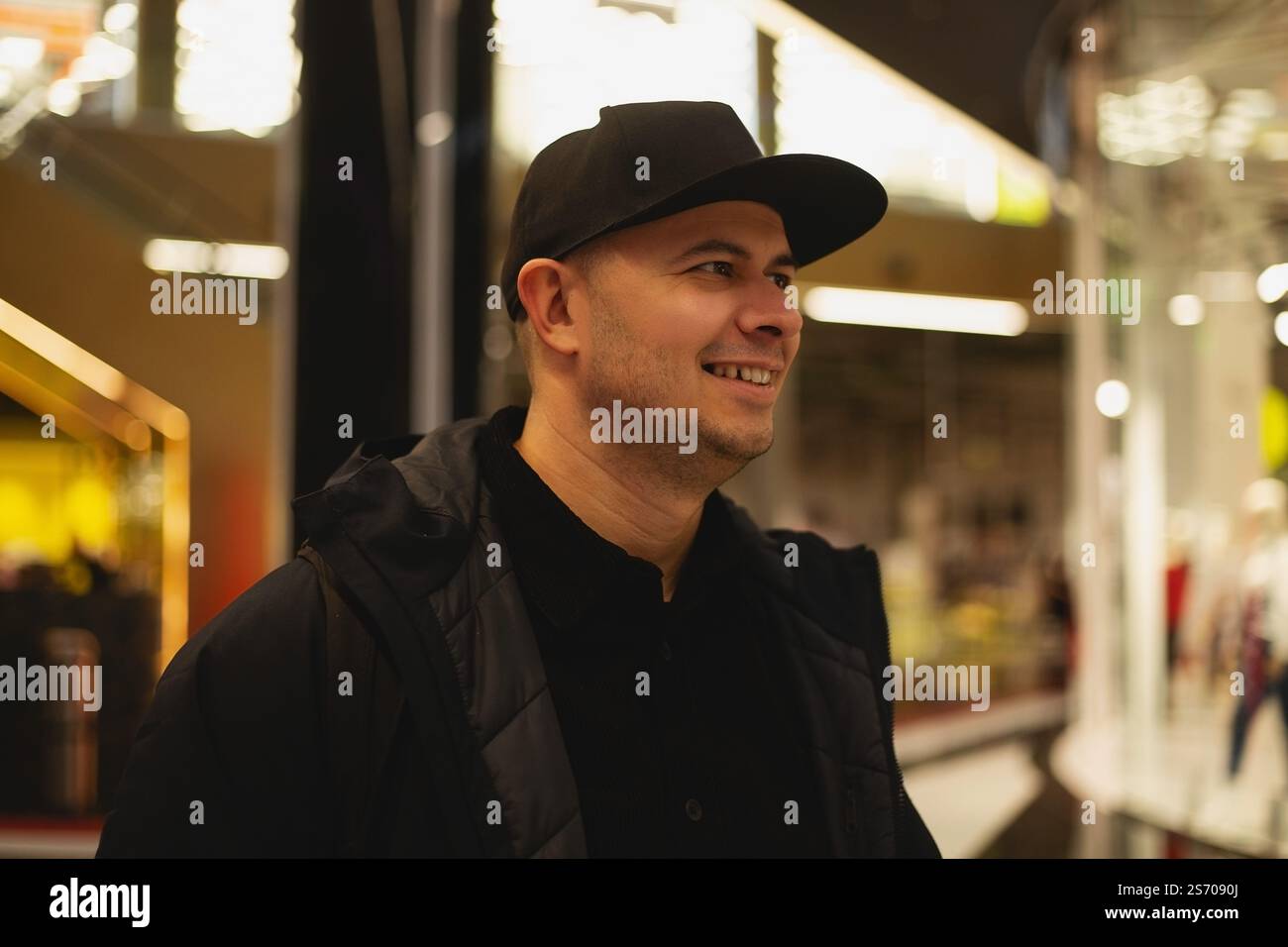 uomo nel negozio di abbigliamento Foto Stock