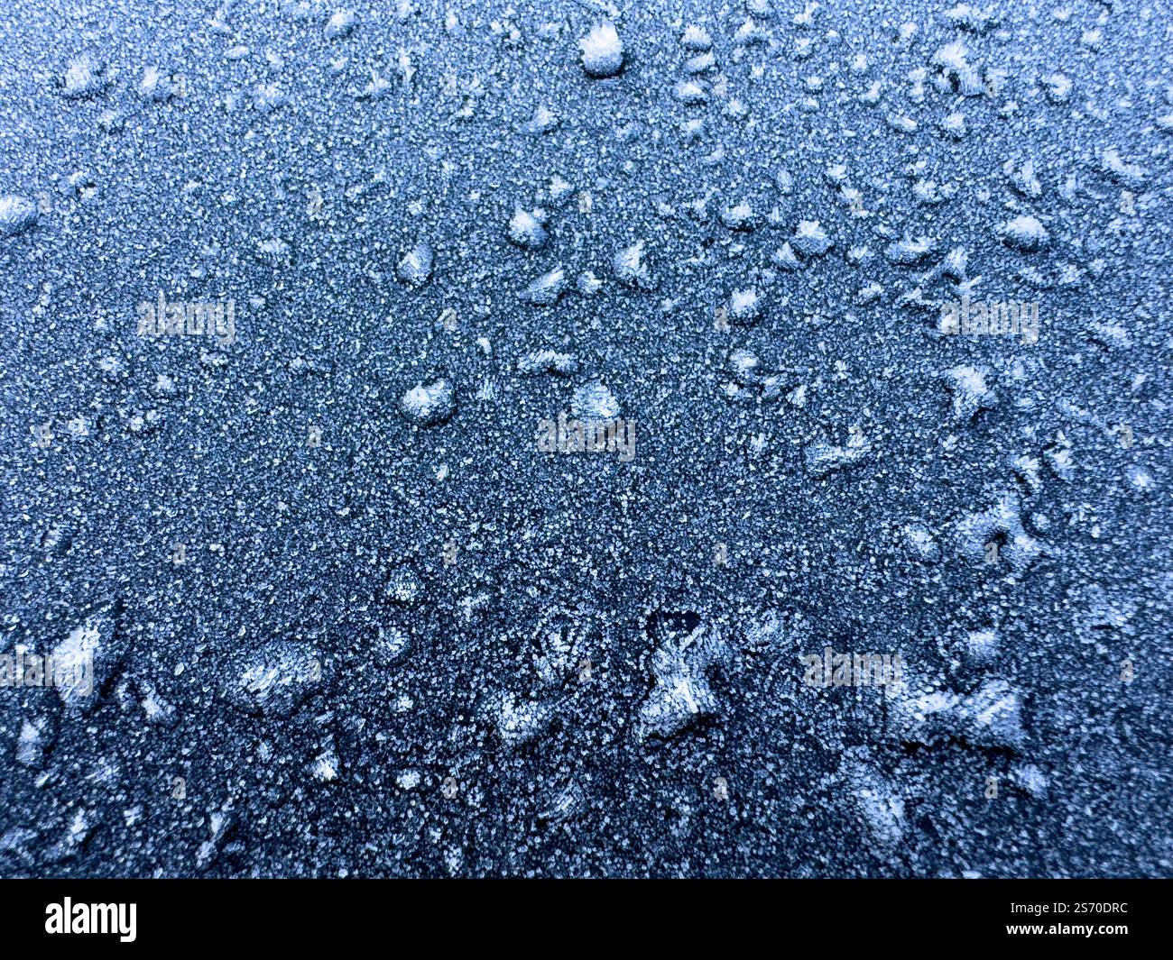 Cristalli di ghiaccio sullo sfondo in inverno durante il gelo Foto Stock