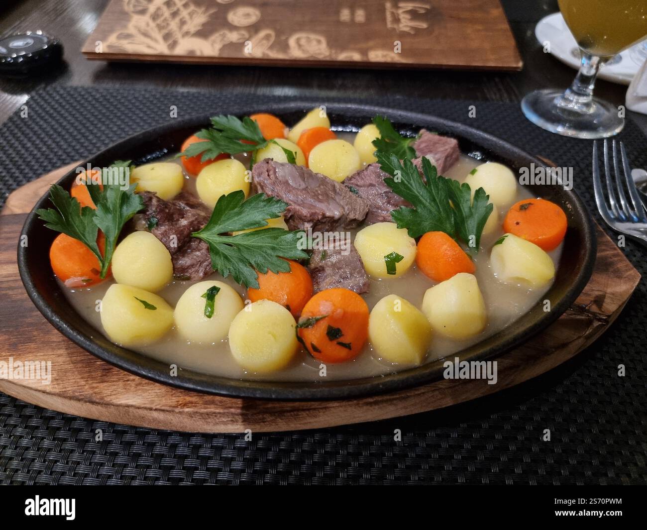 Cibo tartaro: Guance di cavallo con patate e carote Foto Stock
