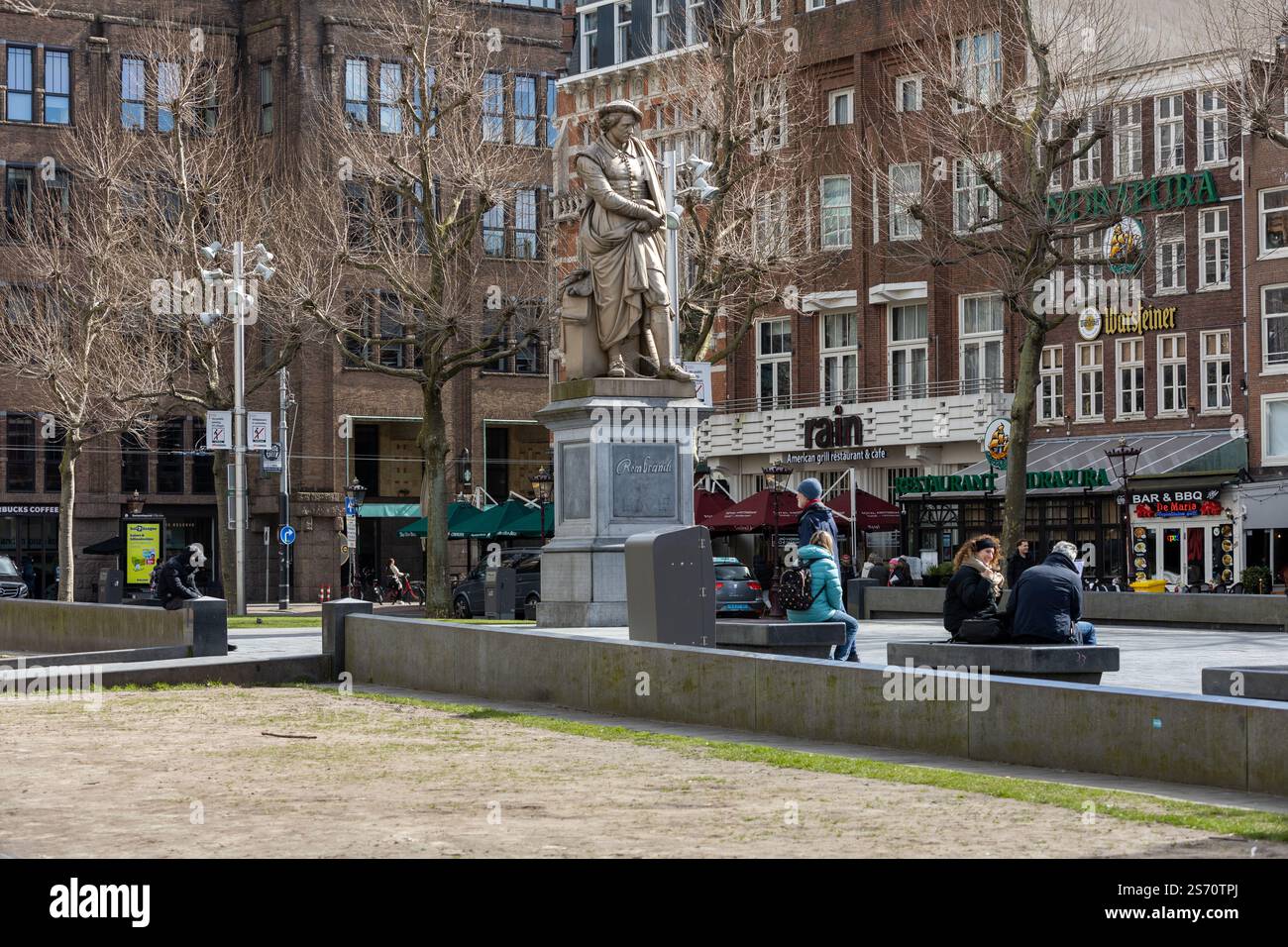 Statua di Rembrandt a Rembrandtplein, Rembrandtplein è una piazza principale nel centro di Amsterdam, Paesi Bassi. 27 marzo 2023. Foto Stock