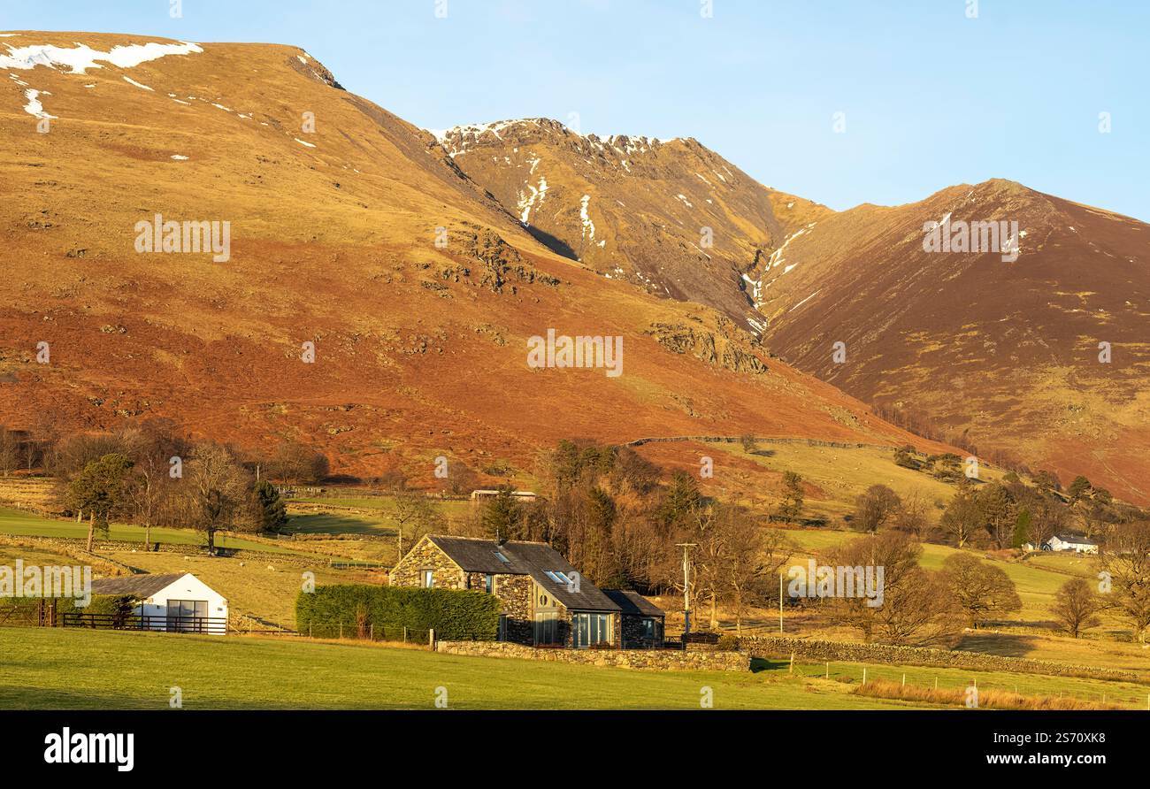 La grandezza di Blencathra alla luce solare invernale, Threlkeld, Westmorland & Furness, Cumbria, Regno Unito Foto Stock