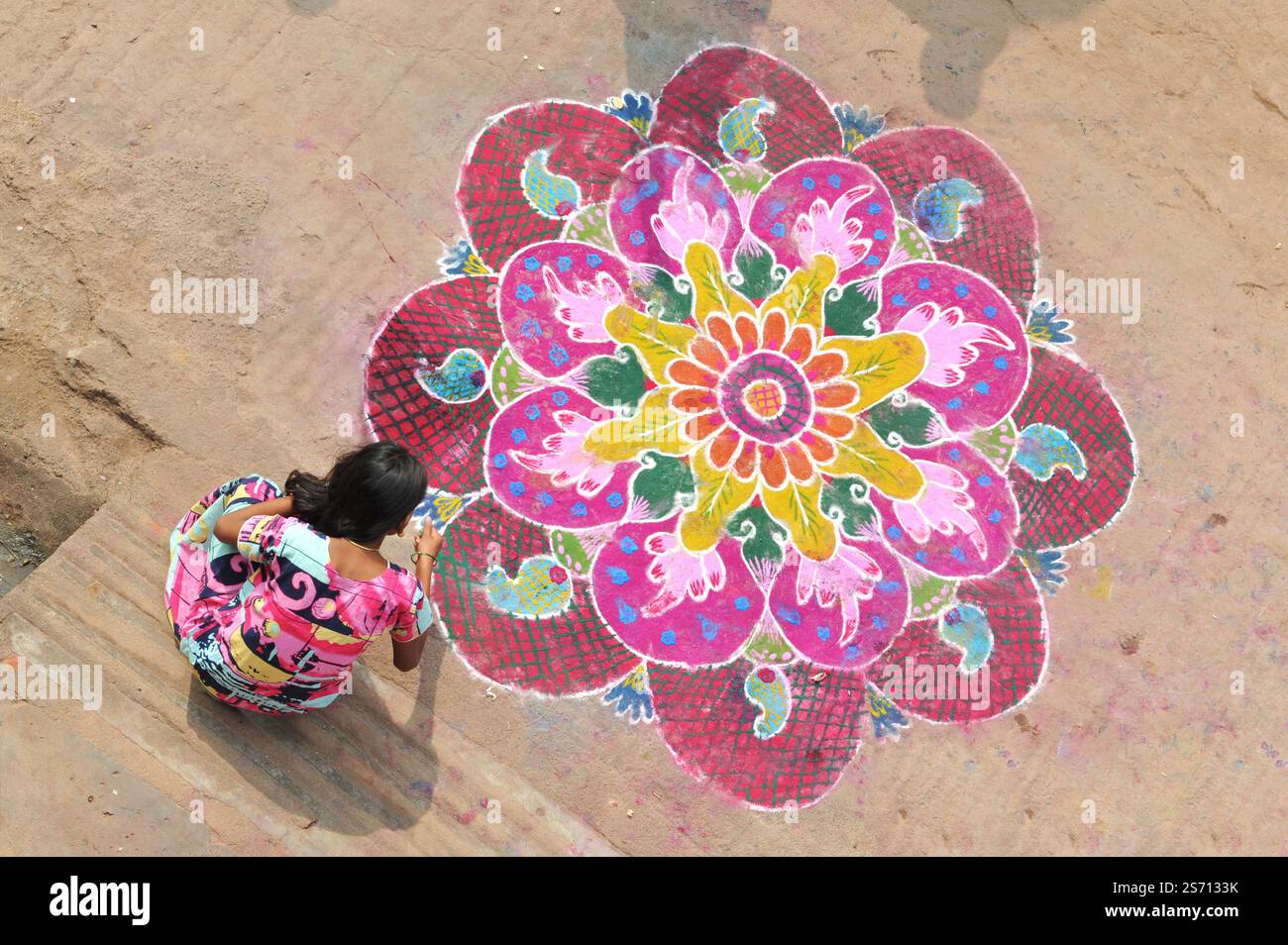 Tamil Nadu, India. Gennaio 2018. Pongal, festival del raccolto dedicato al sole, celebrato nel villaggio di Kuilapalayam nel Tamil Nadu. Disegnare kolam Foto Stock