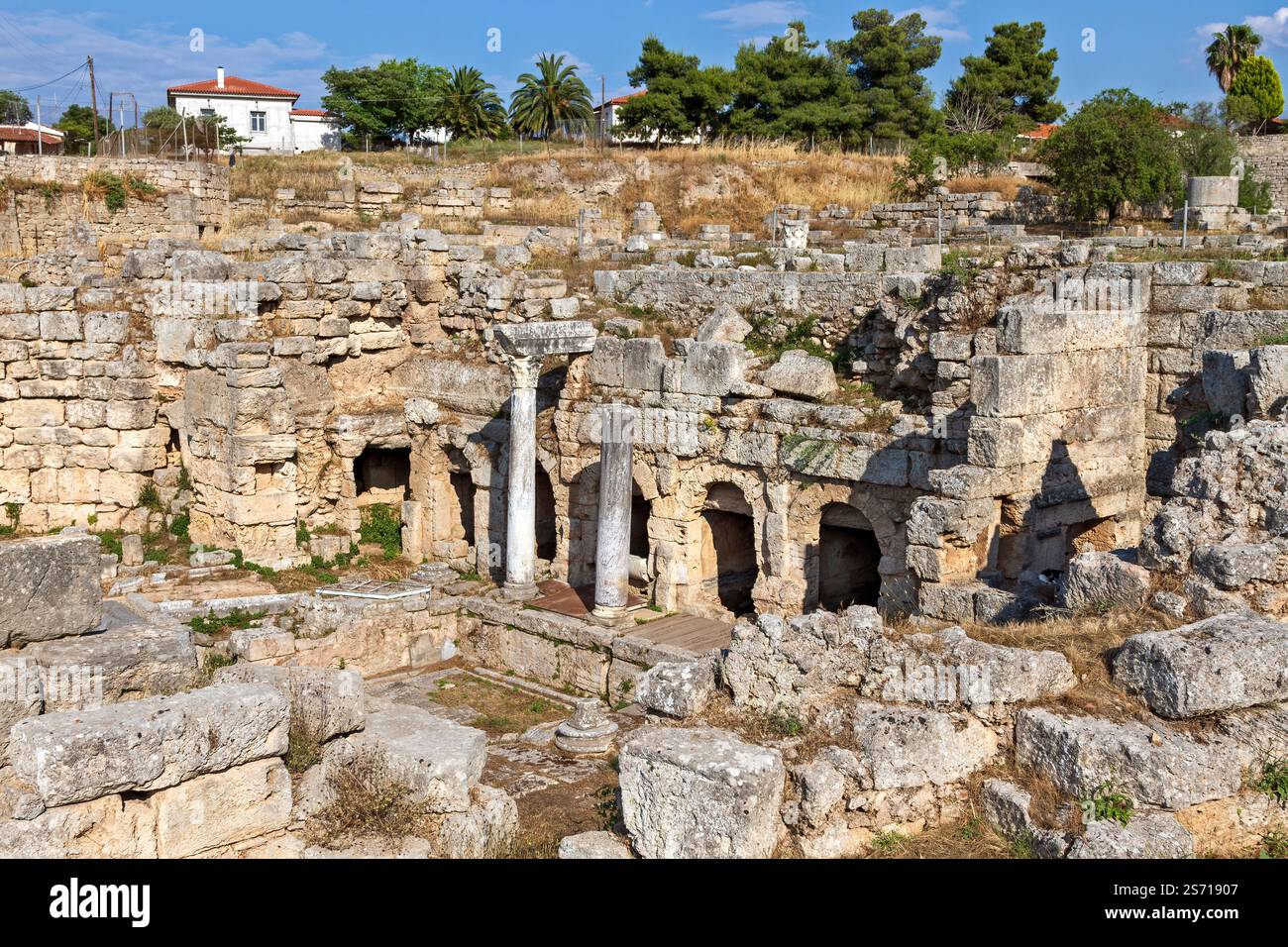 L'antica Fontana del Peirene nell'antica Corinto, un punto di riferimento storico noto per la sua bellezza architettonica e il suo significato nella storia greca e romana Foto Stock