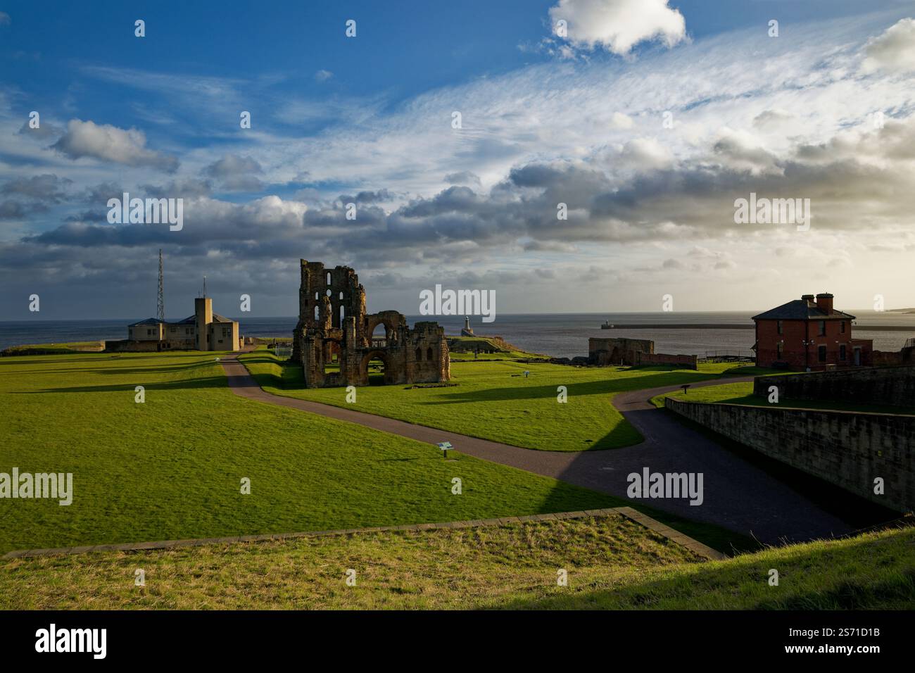 La collezione storica di edifici sul promontorio del Tynemouth Castle and Priory, Newcastle, Inghilterra. Foto Stock