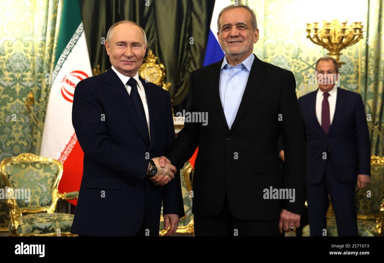 Mosca, Russia. 17 gennaio 2025. Il presidente russo Vladimir Putin, a sinistra, stringe la mano al presidente iraniano Masoud Pezeshkian, a destra, prima dell'inizio di un incontro bilaterale al Cremlino, il 17 gennaio 2025, a Mosca, in Russia. I due leader hanno firmato un accordo di partenariato strategico globale. Crediti: Vyacheslav Prokofyev/piscina del Cremlino/Alamy Live News Foto Stock