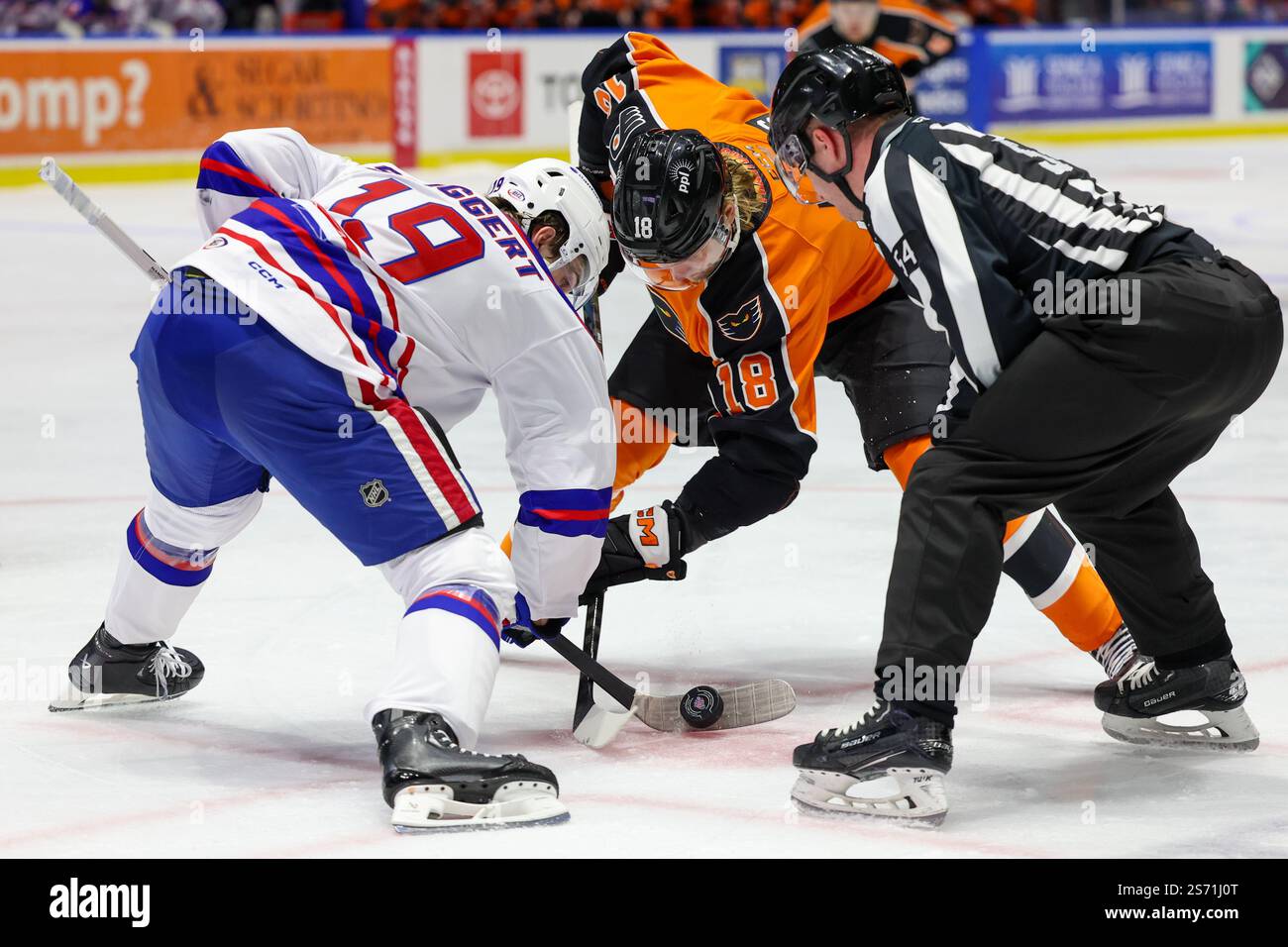 Rochester, New York, Stati Uniti. 17 gennaio 2025. Rodrigo Abols (18 anni), attaccante dei Lehigh Valley Phantoms, affronta nel primo periodo una partita contro i Rochester Americans. I Rochester Americans ospitarono i Lehigh Valley Phantoms nella Military Appreciation Night in una partita della American Hockey League alla Blue Cross Arena di Rochester, New York. (Jonathan Tenca/CSM). Crediti: csm/Alamy Live News Foto Stock