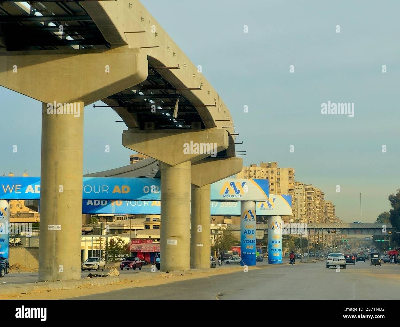Cairo, Egitto, 4 gennaio 2025: Misr El Nile for Advertising Solutions annuncio sulle colonne della monorotaia del Cairo sul Nilo orientale, annunci pubblicitari banner di pubblicità cam Foto Stock
