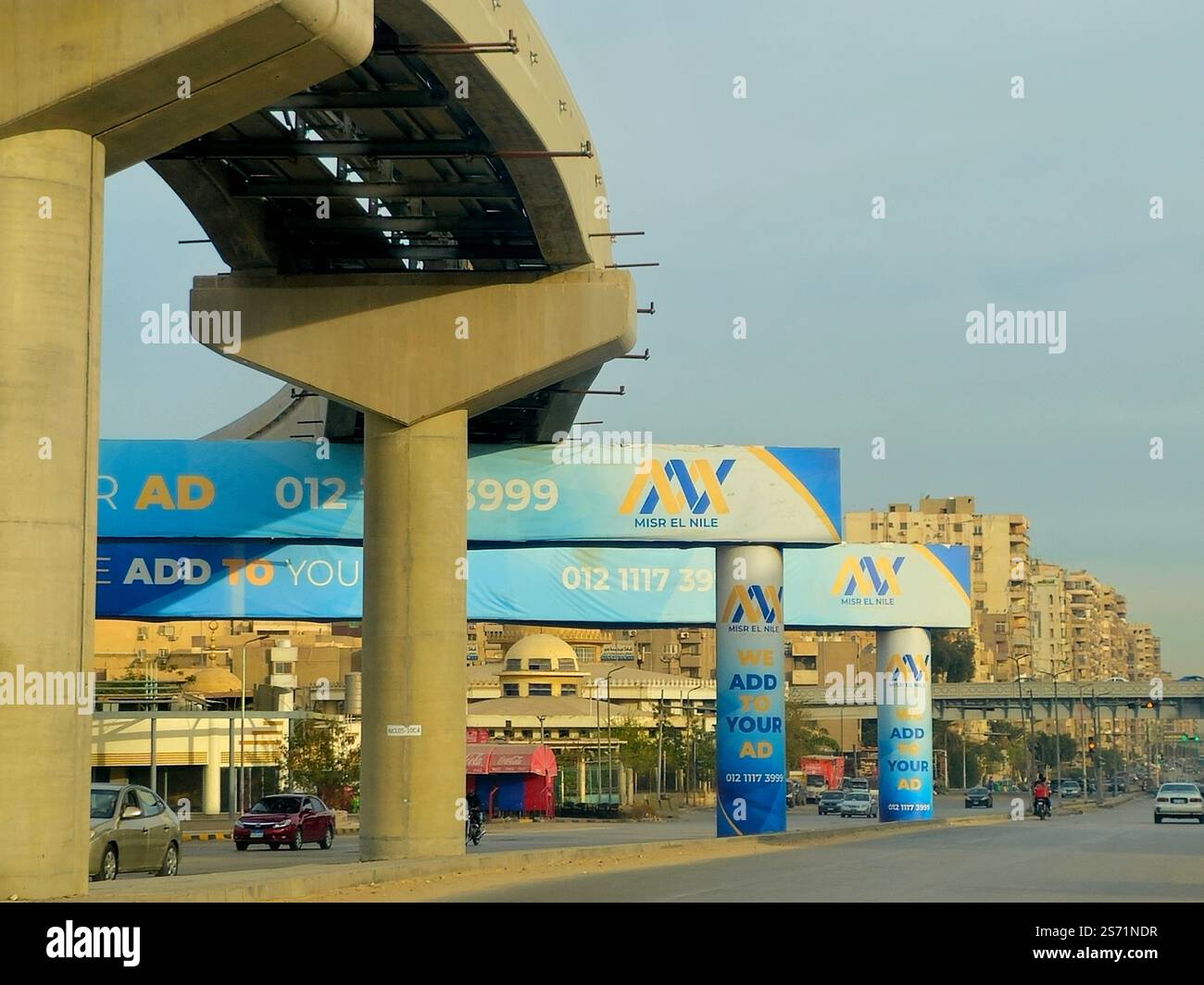 Cairo, Egitto, 4 gennaio 2025: Misr El Nile for Advertising Solutions annuncio sulle colonne della monorotaia del Cairo sul Nilo orientale, annunci pubblicitari banner di pubblicità cam Foto Stock