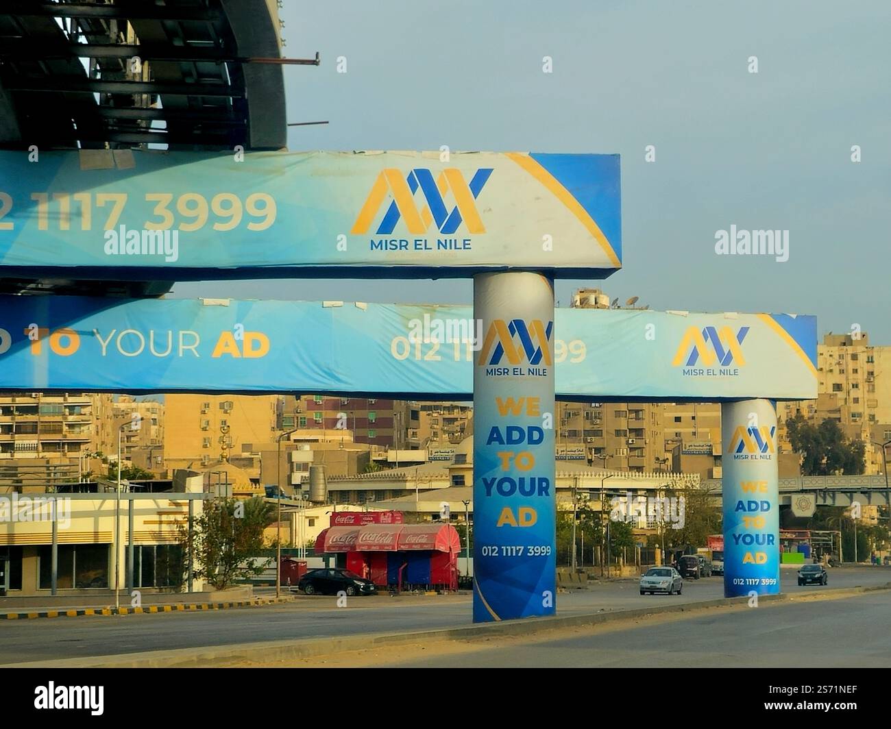 Cairo, Egitto, 4 gennaio 2025: Misr El Nile for Advertising Solutions annuncio sulle colonne della monorotaia del Cairo sul Nilo orientale, annunci pubblicitari banner di pubblicità cam Foto Stock