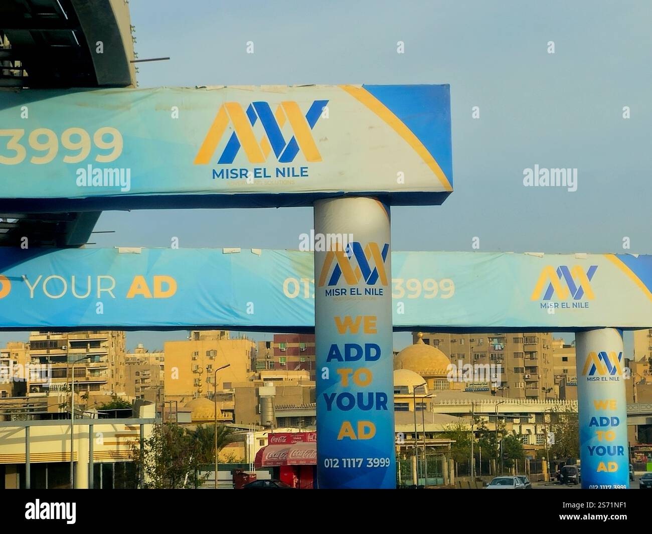 Cairo, Egitto, 4 gennaio 2025: Misr El Nile for Advertising Solutions annuncio sulle colonne della monorotaia del Cairo sul Nilo orientale, annunci pubblicitari banner di pubblicità cam Foto Stock