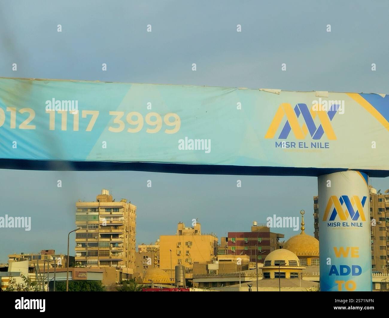 Cairo, Egitto, 4 gennaio 2025: Misr El Nile for Advertising Solutions annuncio sulle colonne della monorotaia del Cairo sul Nilo orientale, annunci pubblicitari banner di pubblicità cam Foto Stock