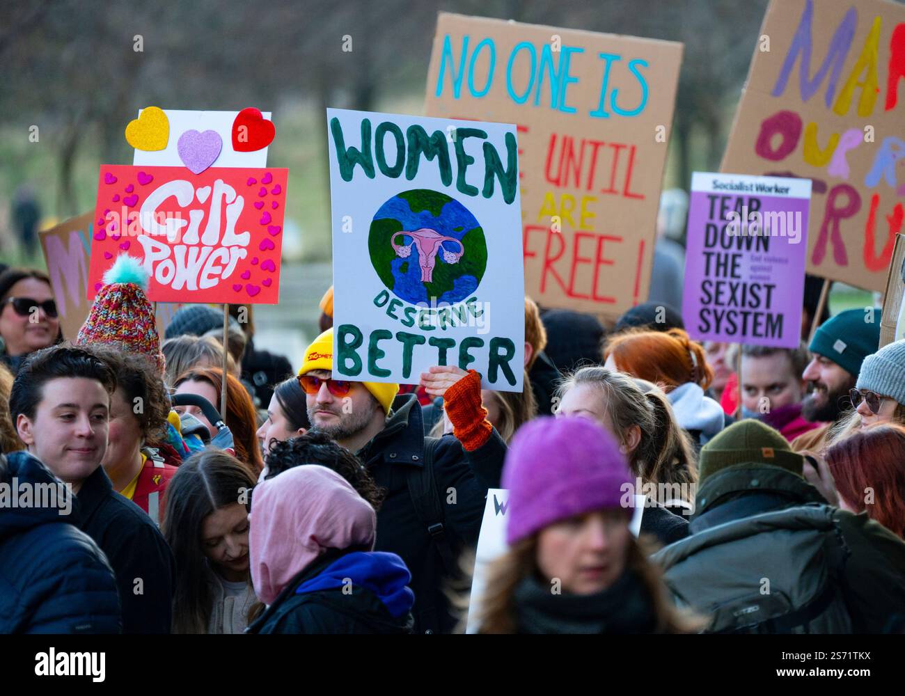 Edimburgo, Scozia, Regno Unito. 18 gennaio 2025. La controversa marcia delle donne nel Regno Unito si svolge oggi a Edimburgo. Presentato come una protesta per prevenire la violenza contro le donne, diversi gruppi femministi come il Women's Institute e il gruppo della campagna per le donne scozzesi si sono rifiutati di partecipare citando i legami degli organizzatori con la politica anti-Trump e il coinvolgimento del Partito socialista dei lavoratori di sinistra dura. Diversi cartelli per i diritti dei trans erano visibili che rappresentavano le opinioni delle donne a cui i gruppi femministi non potevano essere associati. Iain Masterton/Alamy Live News Foto Stock